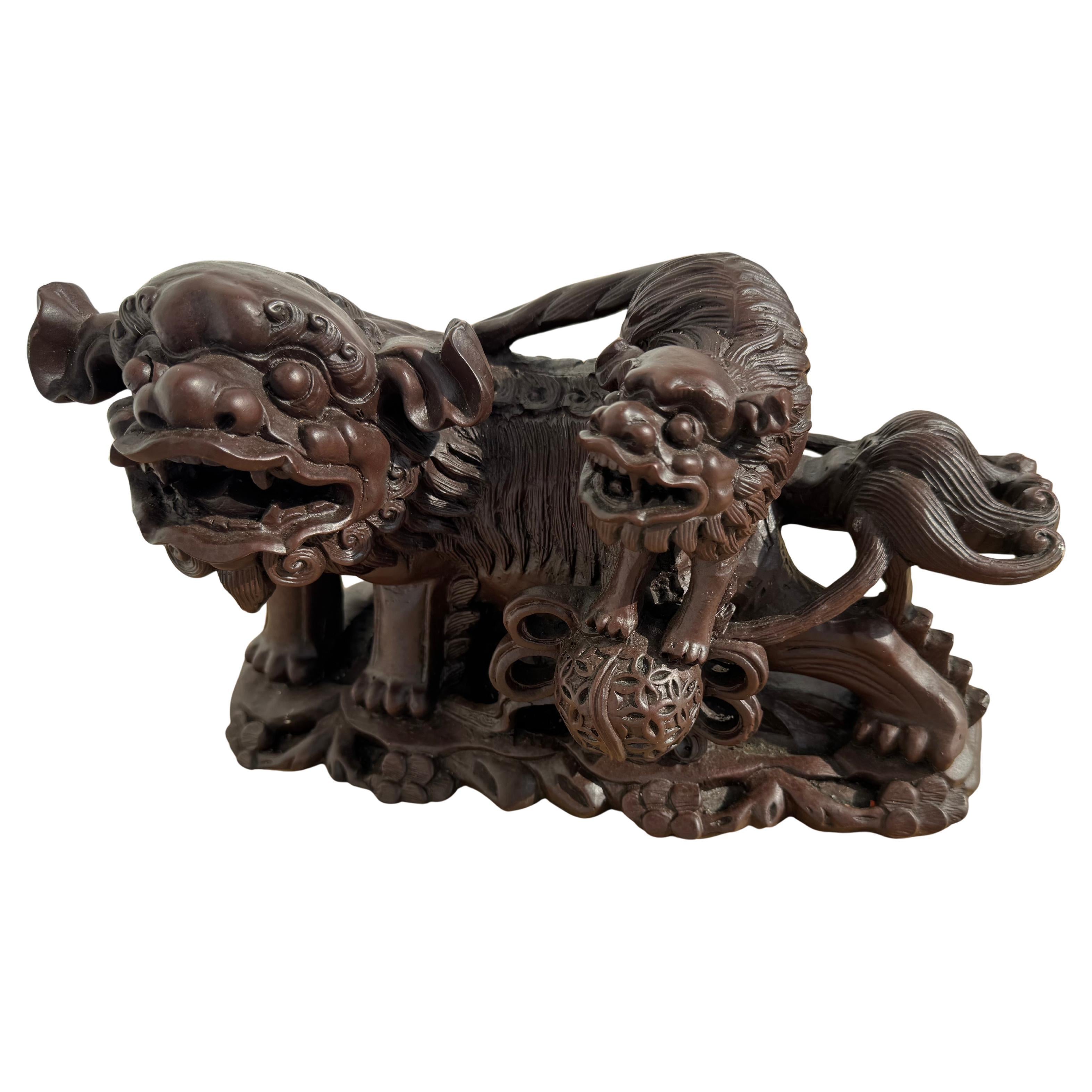 Composite cast Mother Foo Dog with Pup im Angebot