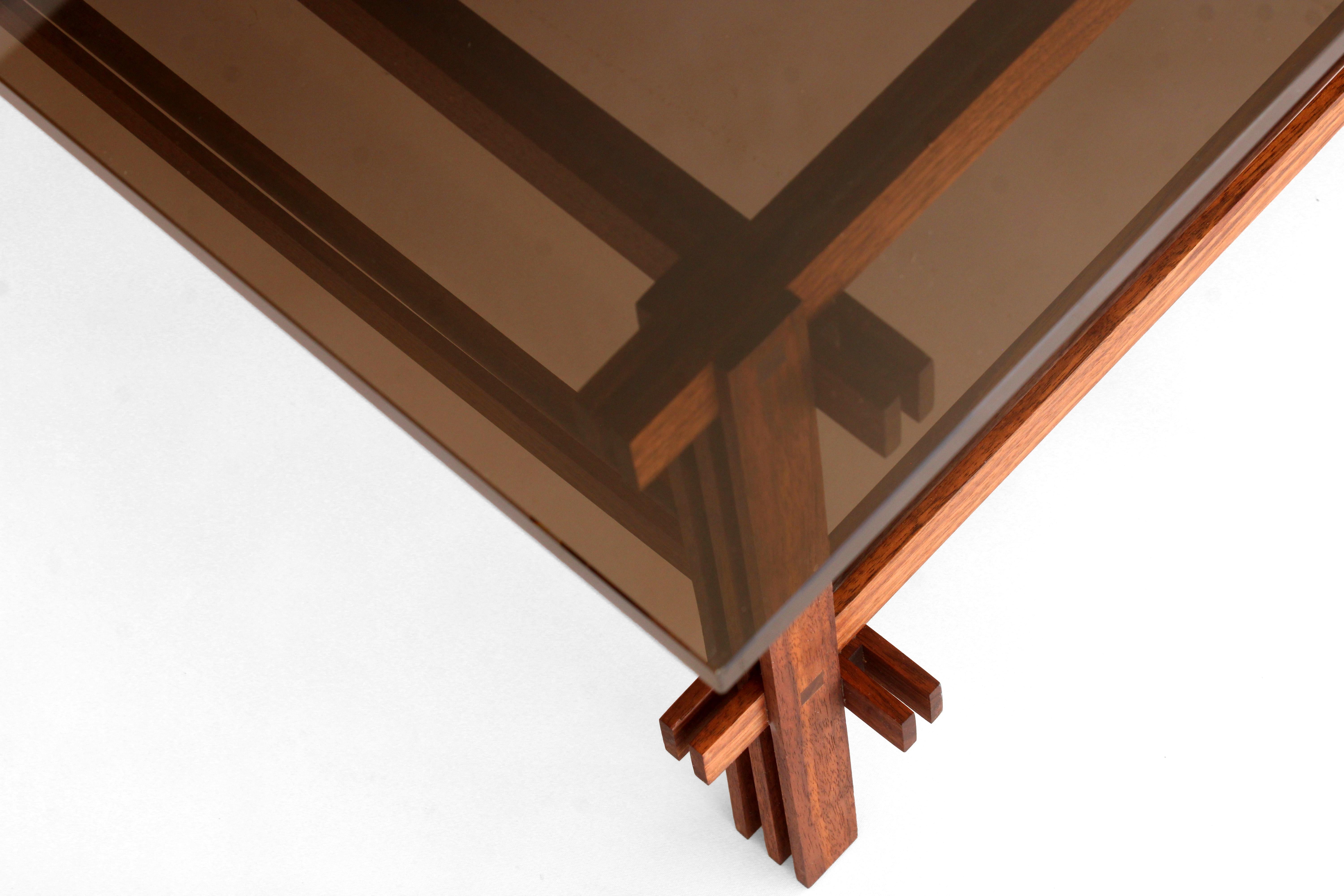 Questo tavolino da caffè è stato realizzato e progettato dal designer americano Greg Palombo. Il tavolino da caffè Composite è una reinterpretazione contemporanea degli storici tavoli a cavalletto. Durante la progettazione abbiamo fatto