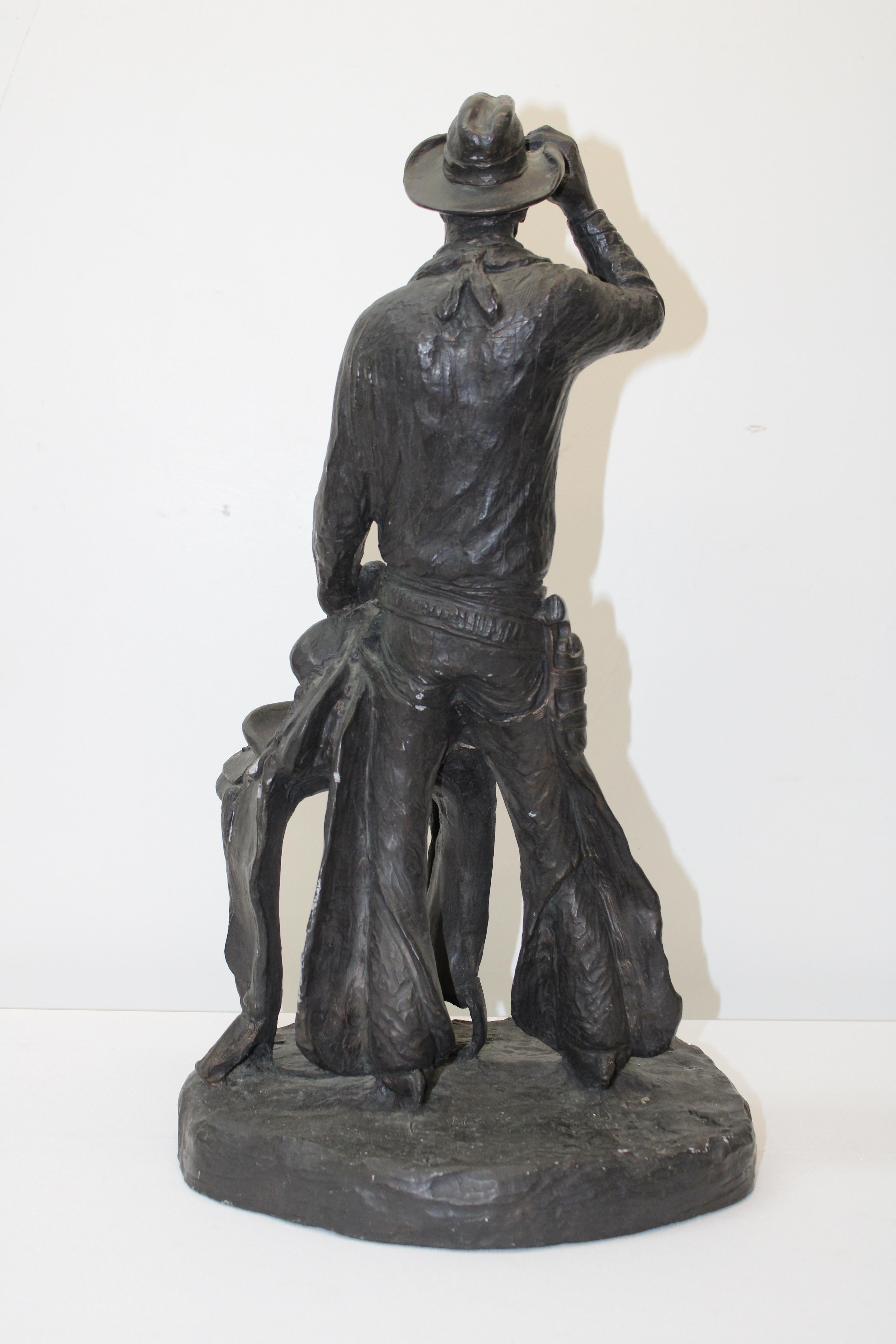 Figura di cowboy in composito con sella 'firmata' in vendita 2