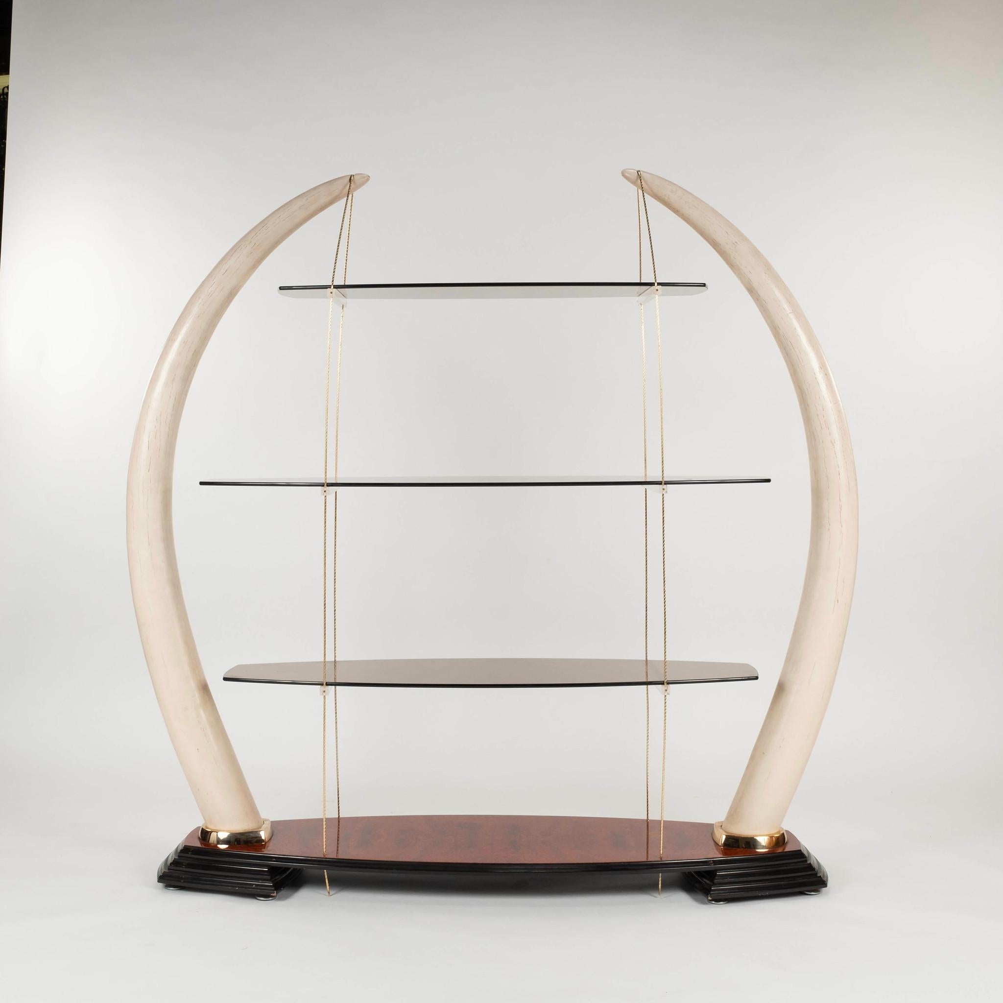 Espagnol Étagère en verre à étages en défense d'éléphant composite en vente