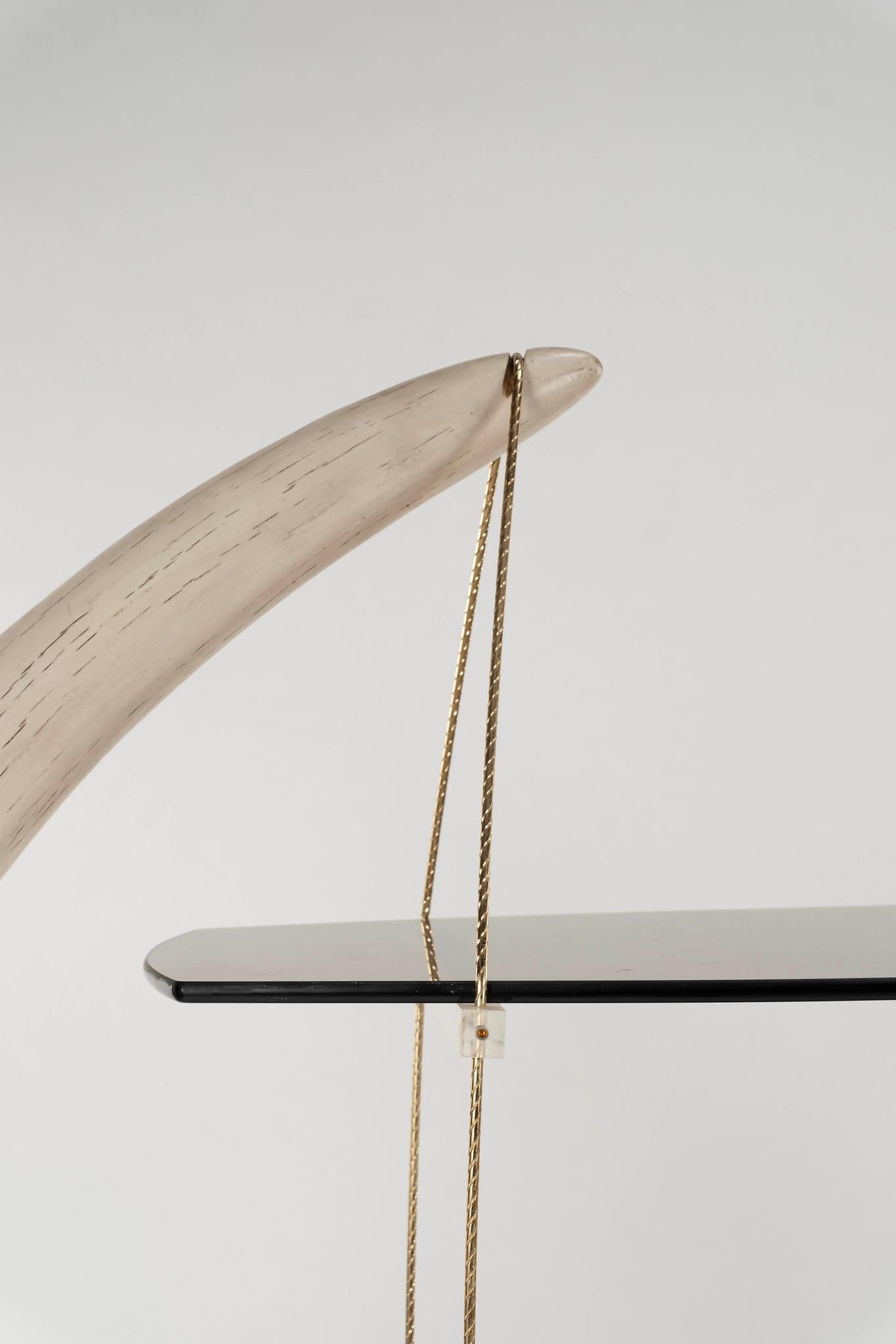 Laqué Étagère en verre à étages en défense d'éléphant composite en vente