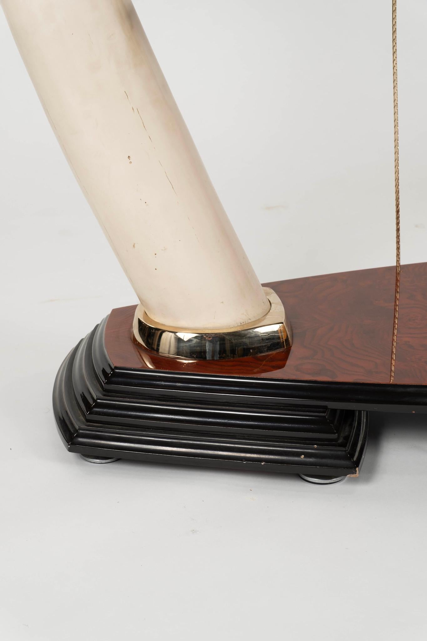 Métal Étagère en verre à étages en défense d'éléphant composite en vente