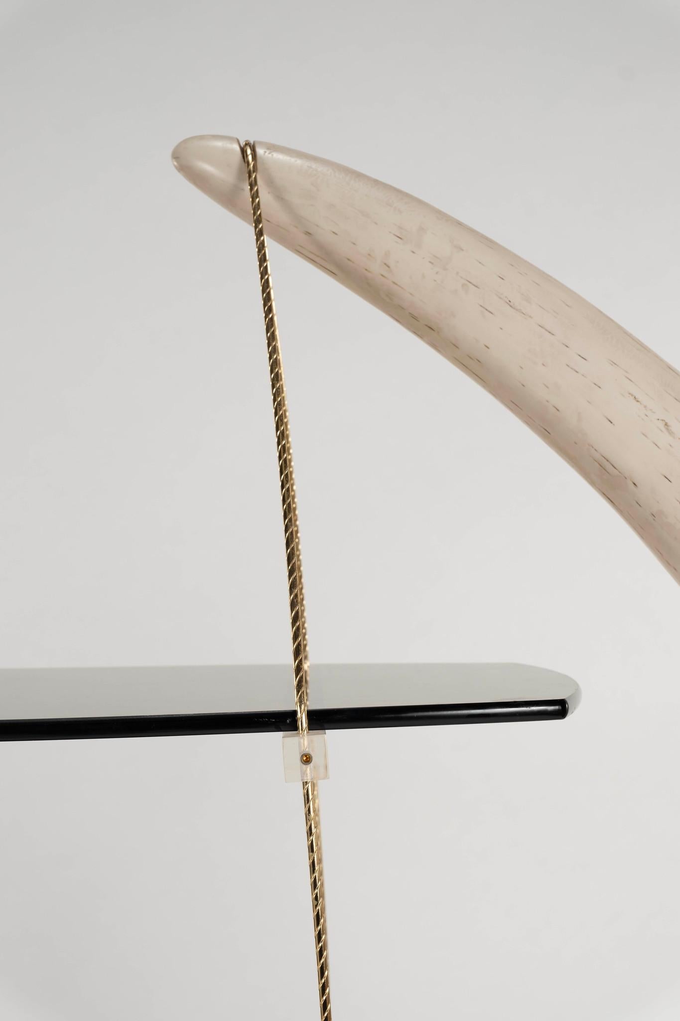 Étagère en verre à étages en défense d'éléphant composite en vente 1