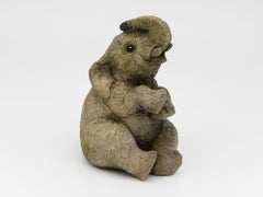 Statua da giardino raffigurante un elefante in pietra composita, Inghilterra, fine del XX secolo.
