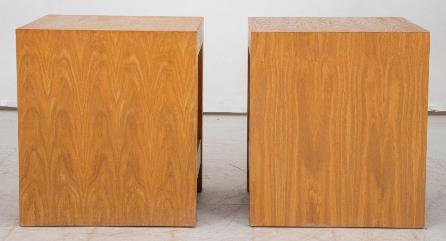 Komposit-Holz-Würfel-Endtische, Paar (20. Jahrhundert) im Angebot