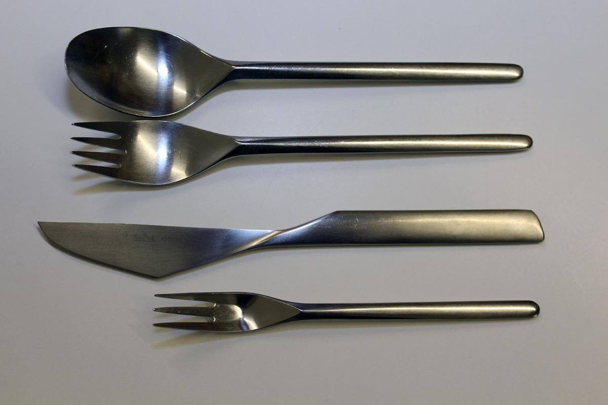 16-piece table set for 4 persons, consisting of table knife 21 cm, table fork 18.8 cm, soup spoon 18.9 cm, cake fork 15.6 cm
All parts marked 'Rosenthal' and 'Stainless Steel'
Model exhibited at the Museum of Modern Art in New York.