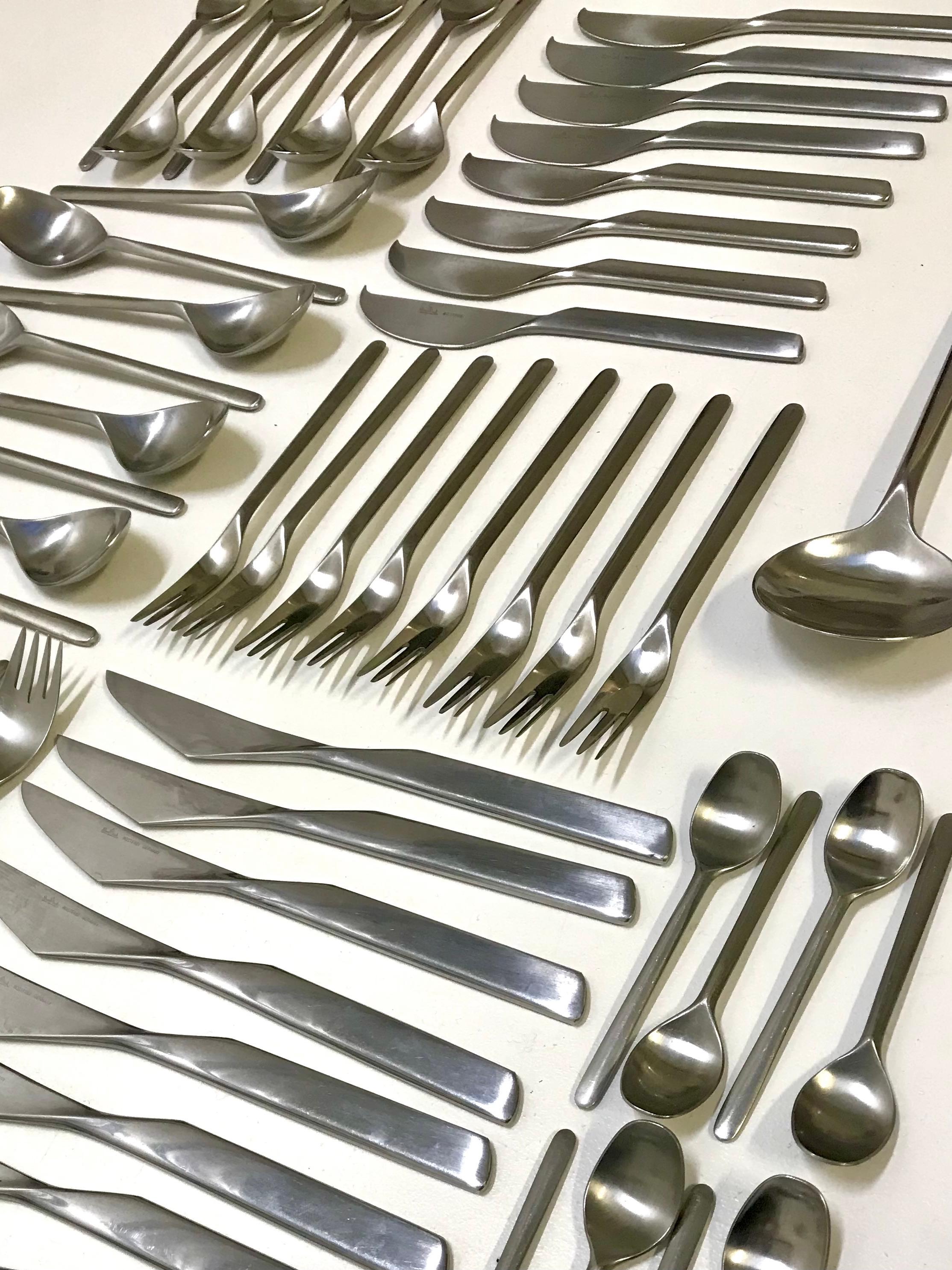 Complete set of 58 place settings by the famous Finnish designer created for Rosenthal and part, since 1963, of the permanent collections of MOMA.
Executed in stainless steel it combines functionality and elegance with the atypical shape of its