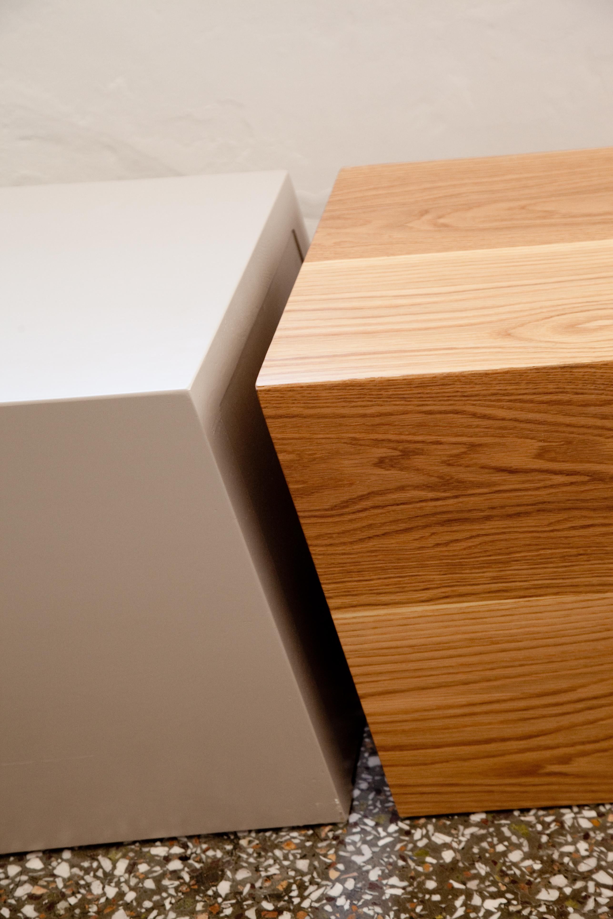 Minimaliste 21e siècle, minimaliste, européenne, table basse en laque et bois de chêne, fabriquée à la main en vente