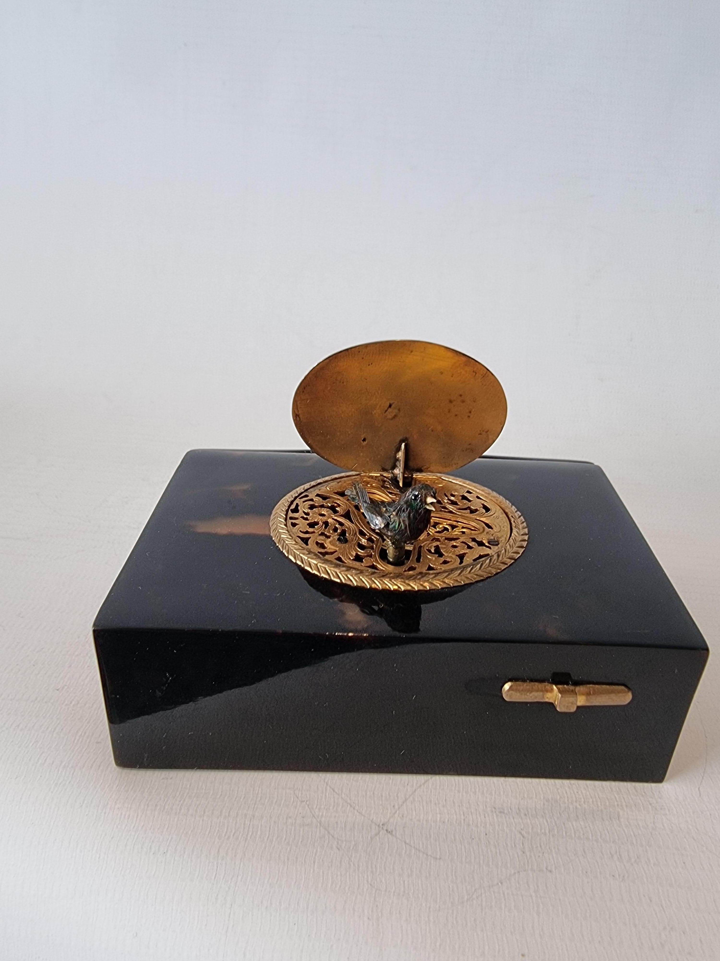 Composition tortoiseshell and gilt metal singing bird box For Sale 2