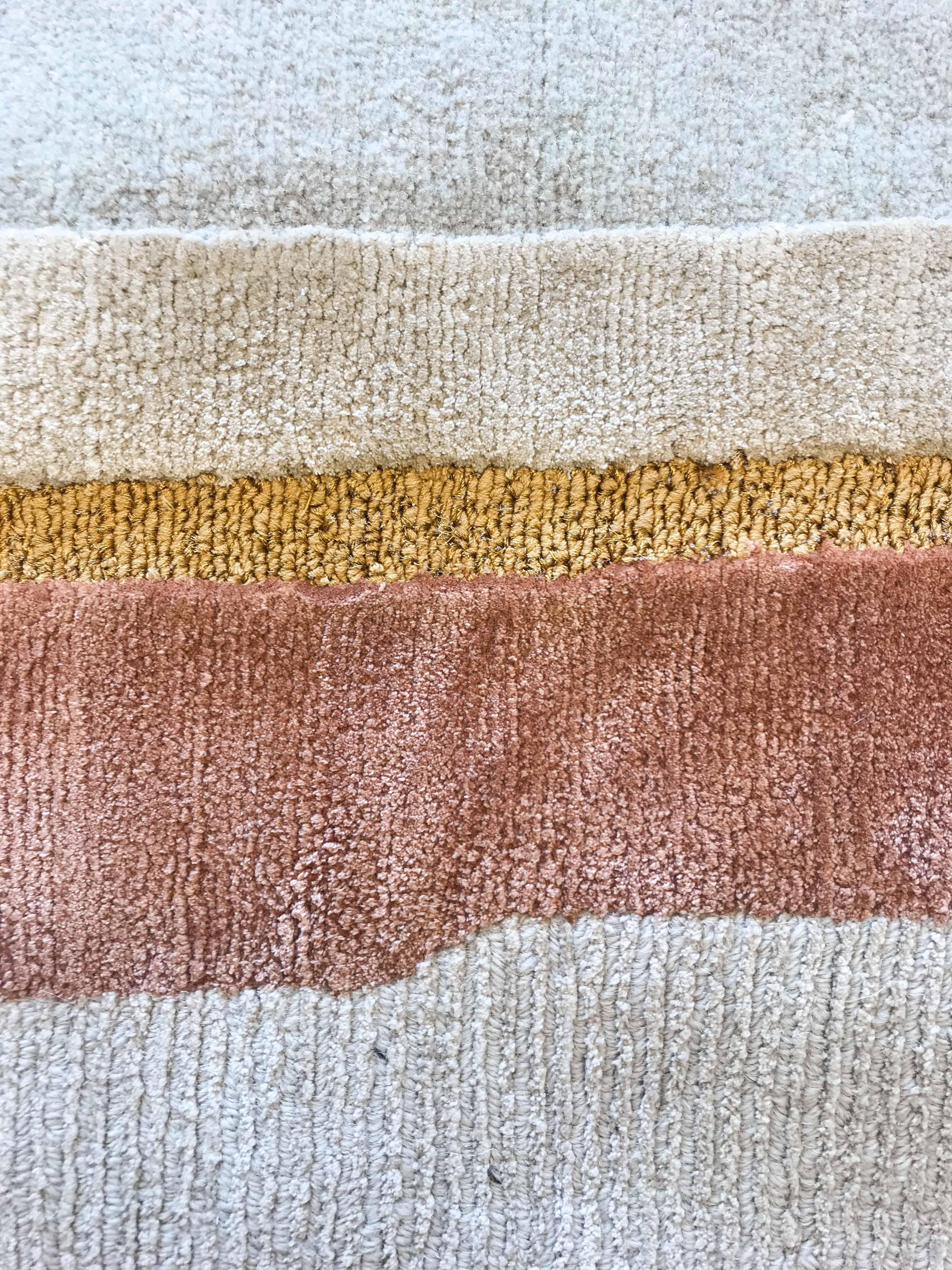 XXIe siècle et contemporain Tapis de laine à motifs beige noué à la main Composition v, moyen, en stock en vente