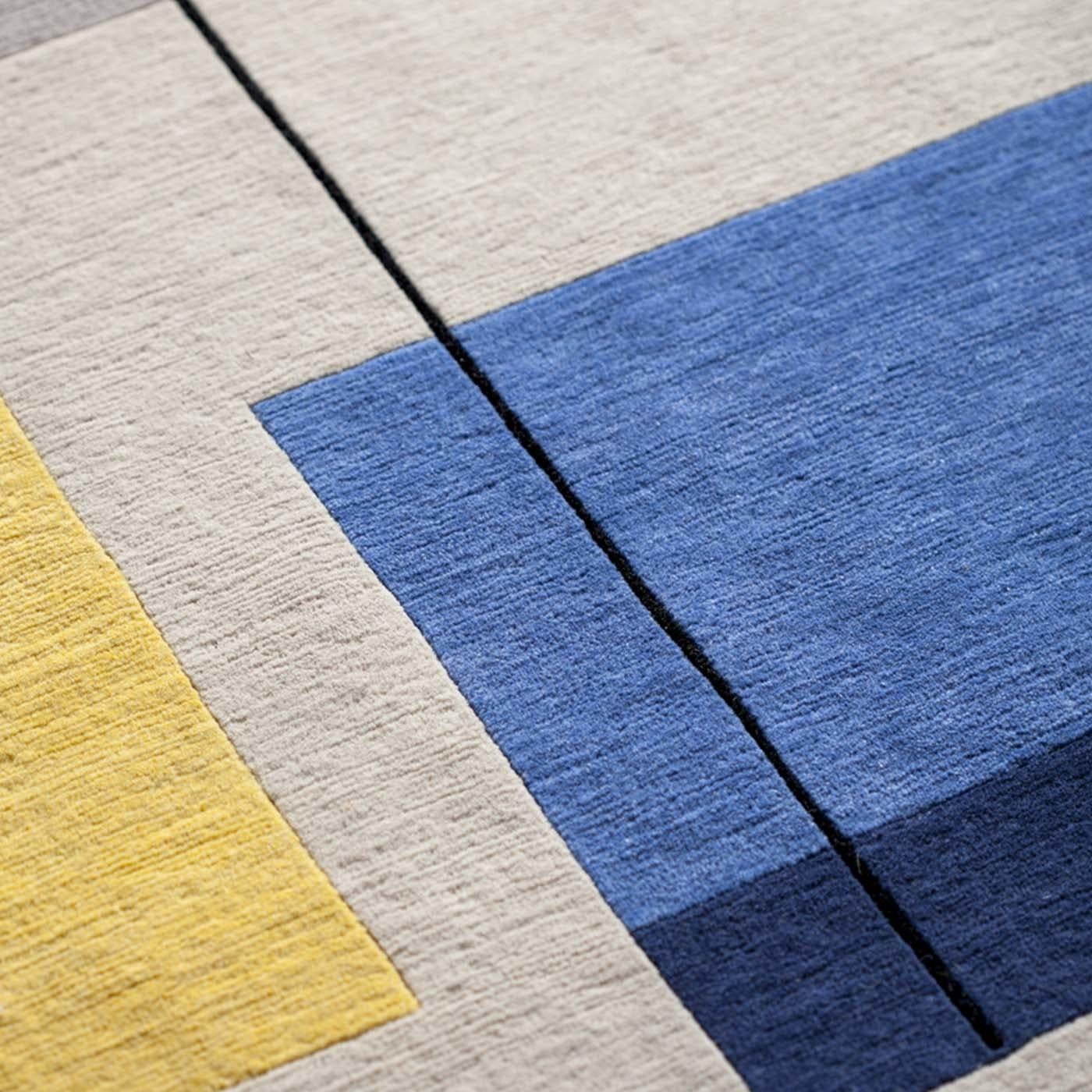 La Composizione 57 10 est née du désir de produire des tapis reprenant les formes pures et la palette de Manlio Rho, en reproduisant la chaleur de ses couleurs empruntées à la campagne lombarde. Le tapis (300 x 200 cm) devient une toile sur laquelle
