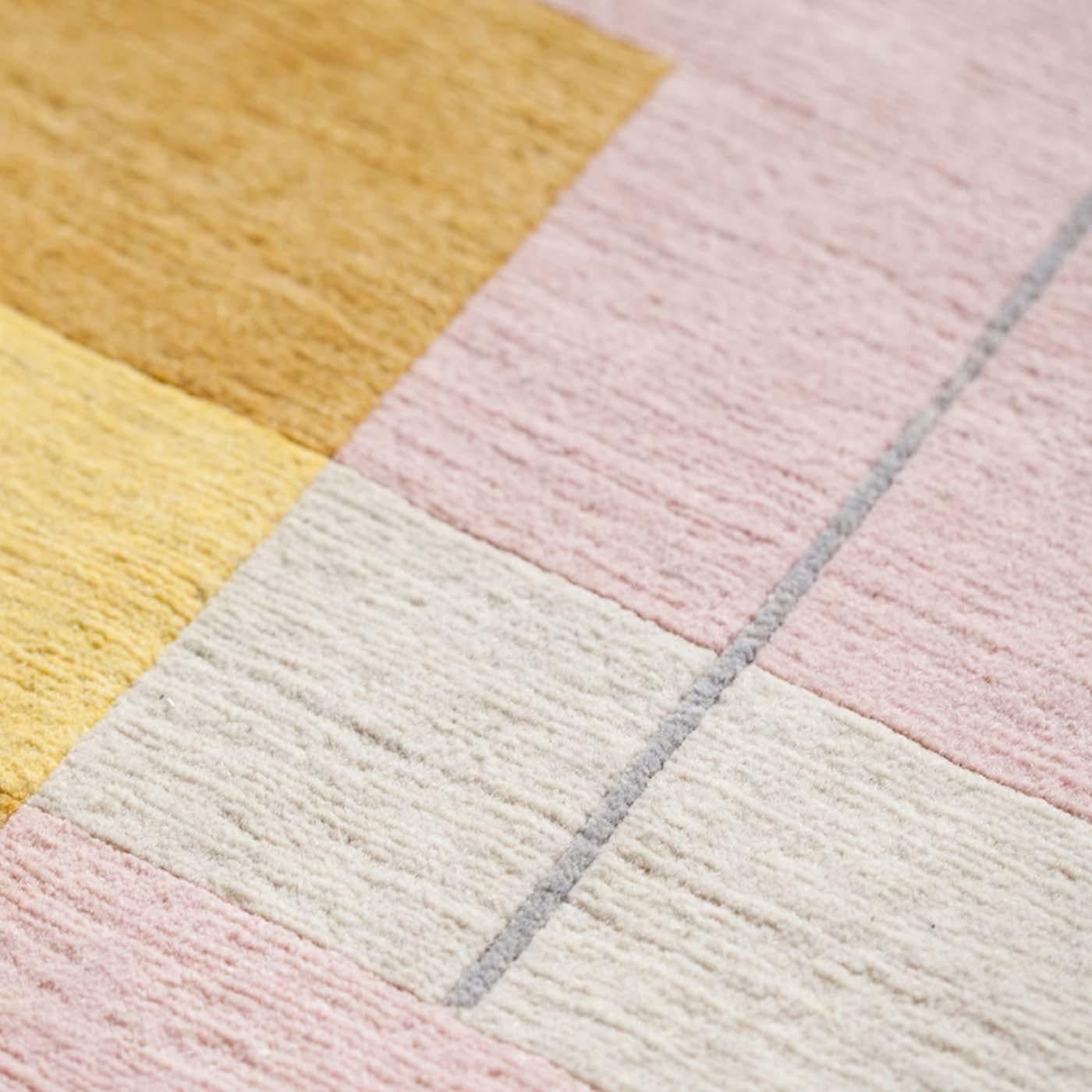 Composizione 57 12 est née du désir de produire des tapis qui reprennent les formes pures et la palette de Manlio Rho, en reproduisant la chaleur de ses couleurs empruntées à la campagne lombarde. Le tapis (300 x 200 cm) devient une toile sur