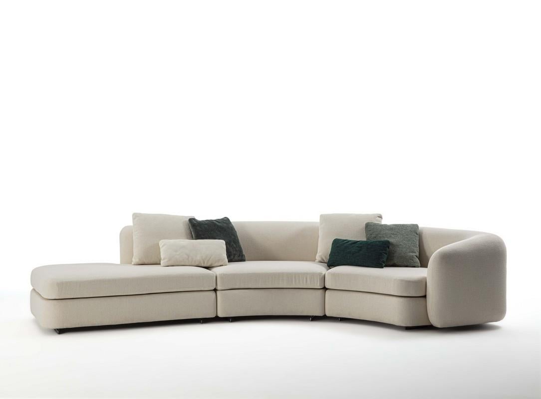 Italian Composition d'un canapé moderne en tissu incurvé en vente