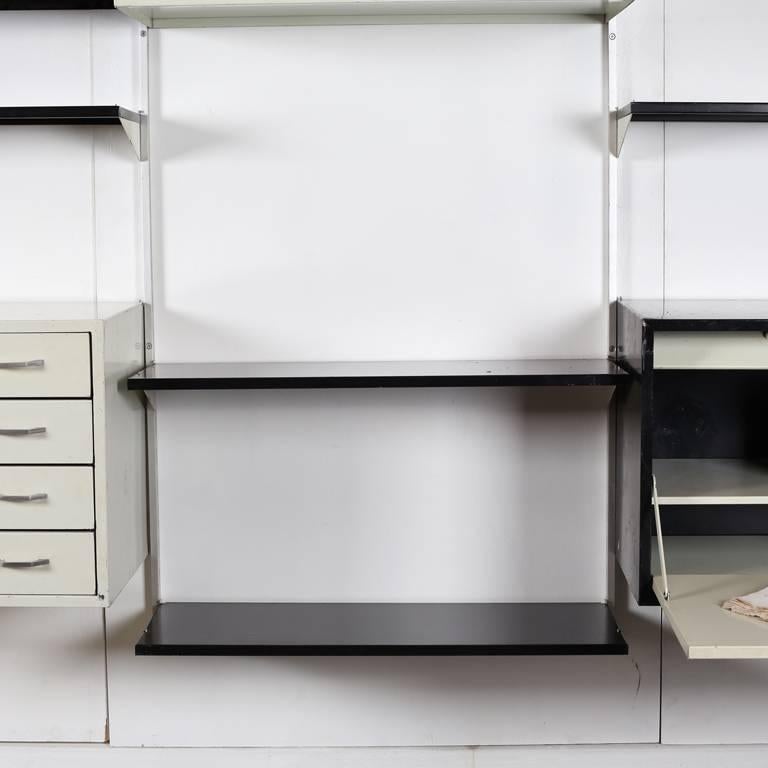 It is a system wall shelf. You can move to your favorite position and use it one by one.
Design by Wim Rietveld.