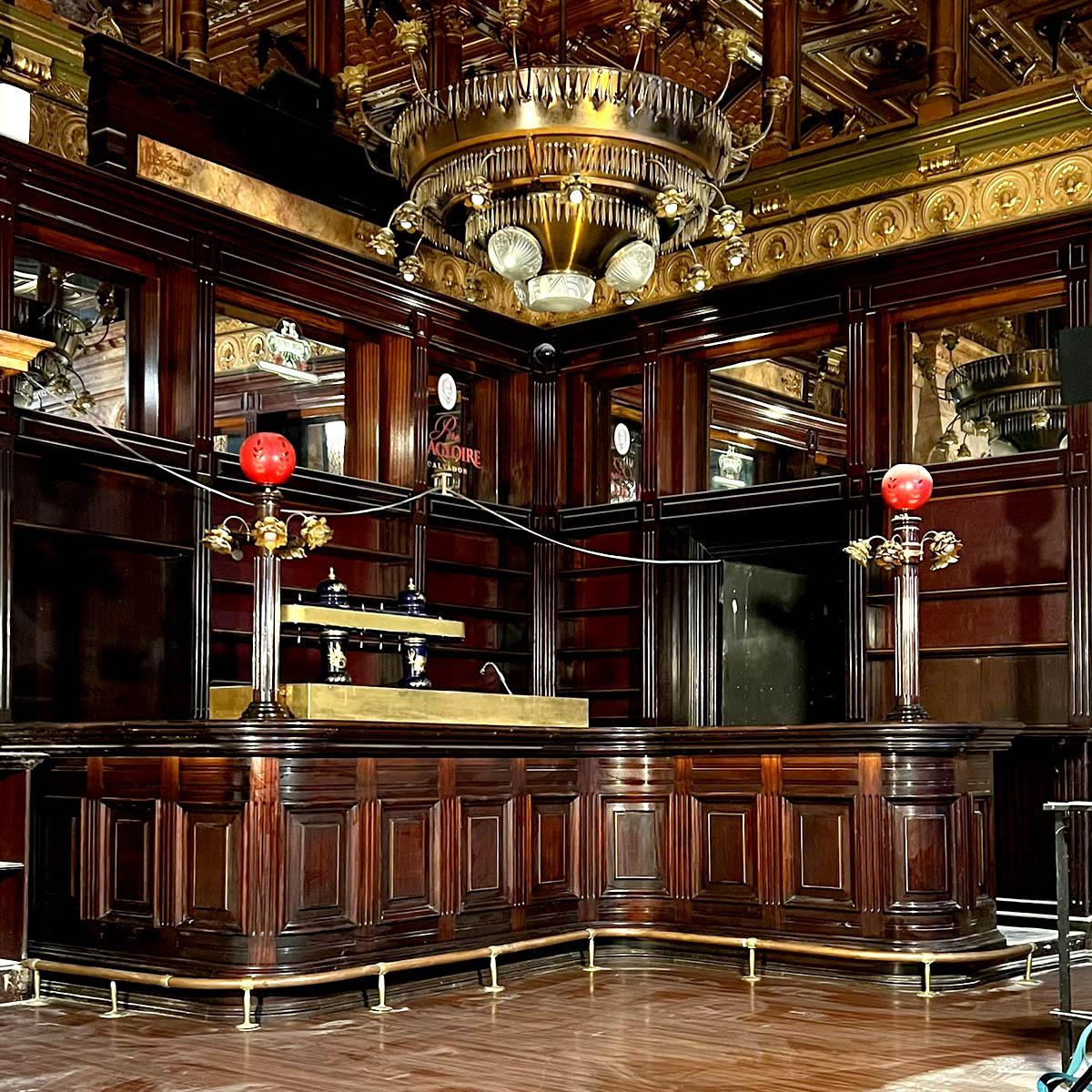 Meuble de Bar d'Exception en Bois Naturel et Laiton Doré

Ce majestueux comptoir de bar en angle est une pièce d’exception, conçue pour recréer l’ambiance intemporelle des grands cafés et brasseries historiques. Fabriqué en bois massif aux finitions
