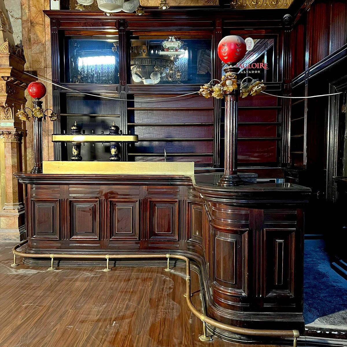 Belgian Comptoir de bar en angle et son arrière bar