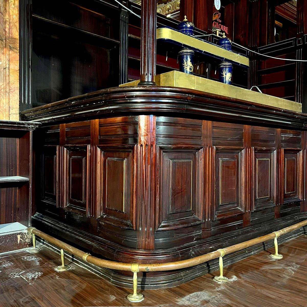 Comptoir de bar en angle et son arrière bar 1
