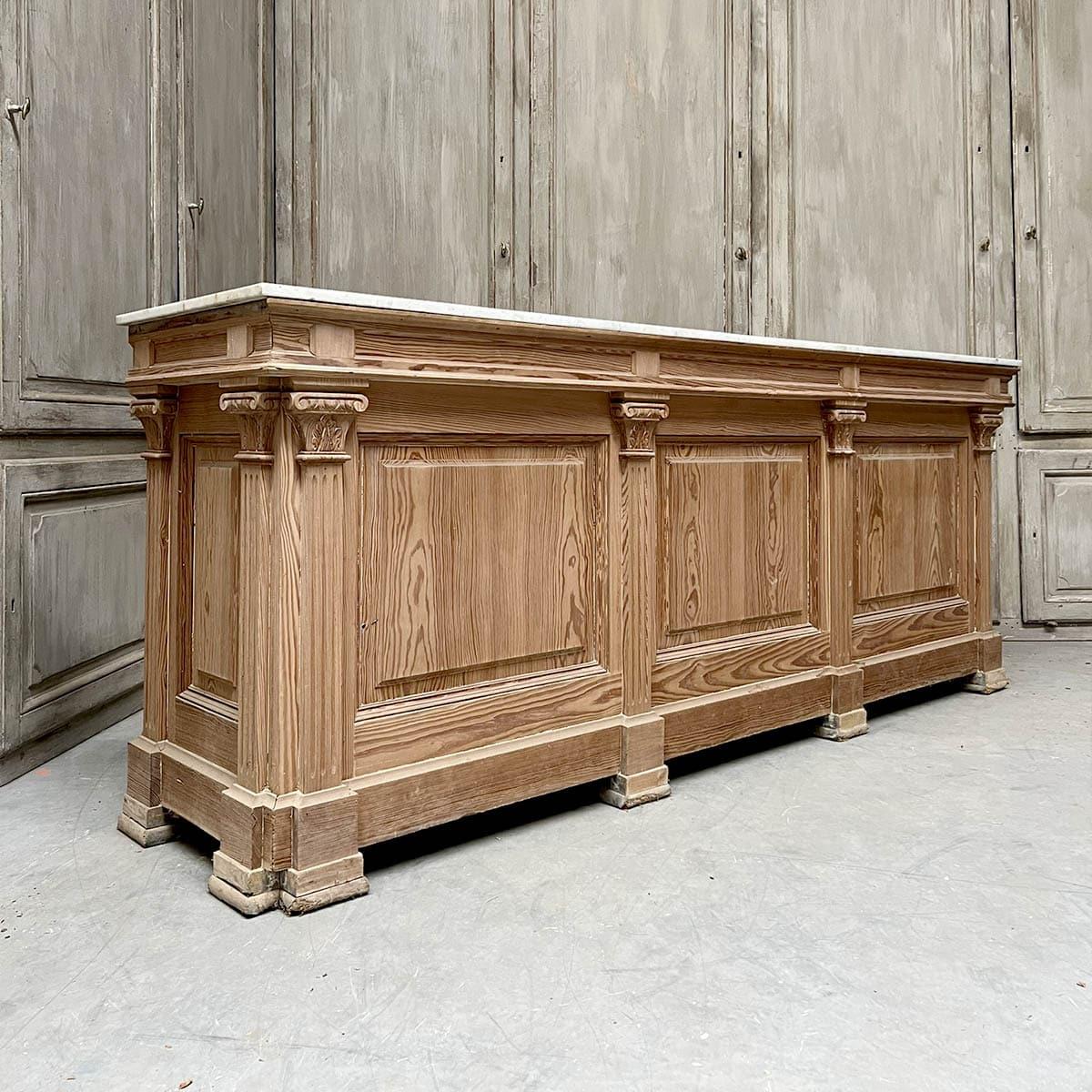 Sublime solid fir counter with a majestic Carrara marble top, a testament to the craftsmanship of the time. Its refined design is enhanced by sculpted columns and molded panels, giving it a unique and timeless character.
With its elegant lines and