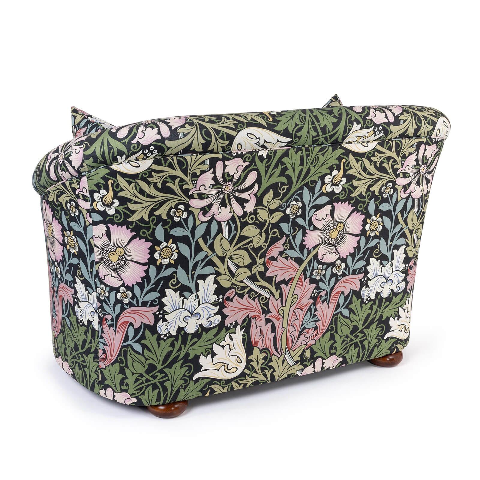Nommé d'après l'étoile latine du soir, le Loveseat Vesper est la pièce parfaite pour se lover dans le soleil couchant.

Habillé de notre version noire 'Onyx' de l'imprimé COMPTON de William Morris en coton-lin, ce canapé 2 places ajoutera une touche