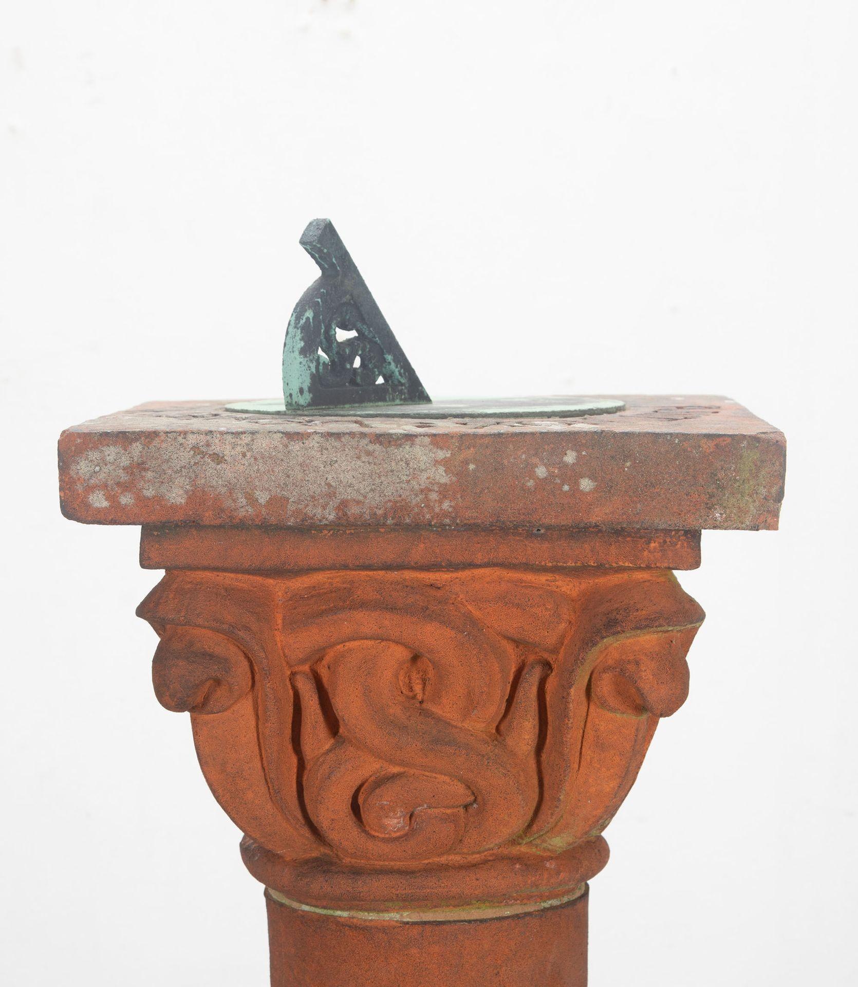 Compton Pottery Cobra Sonnenuhr aus dem 20. im Zustand „Gut“ im Angebot in Gloucestershire, GB