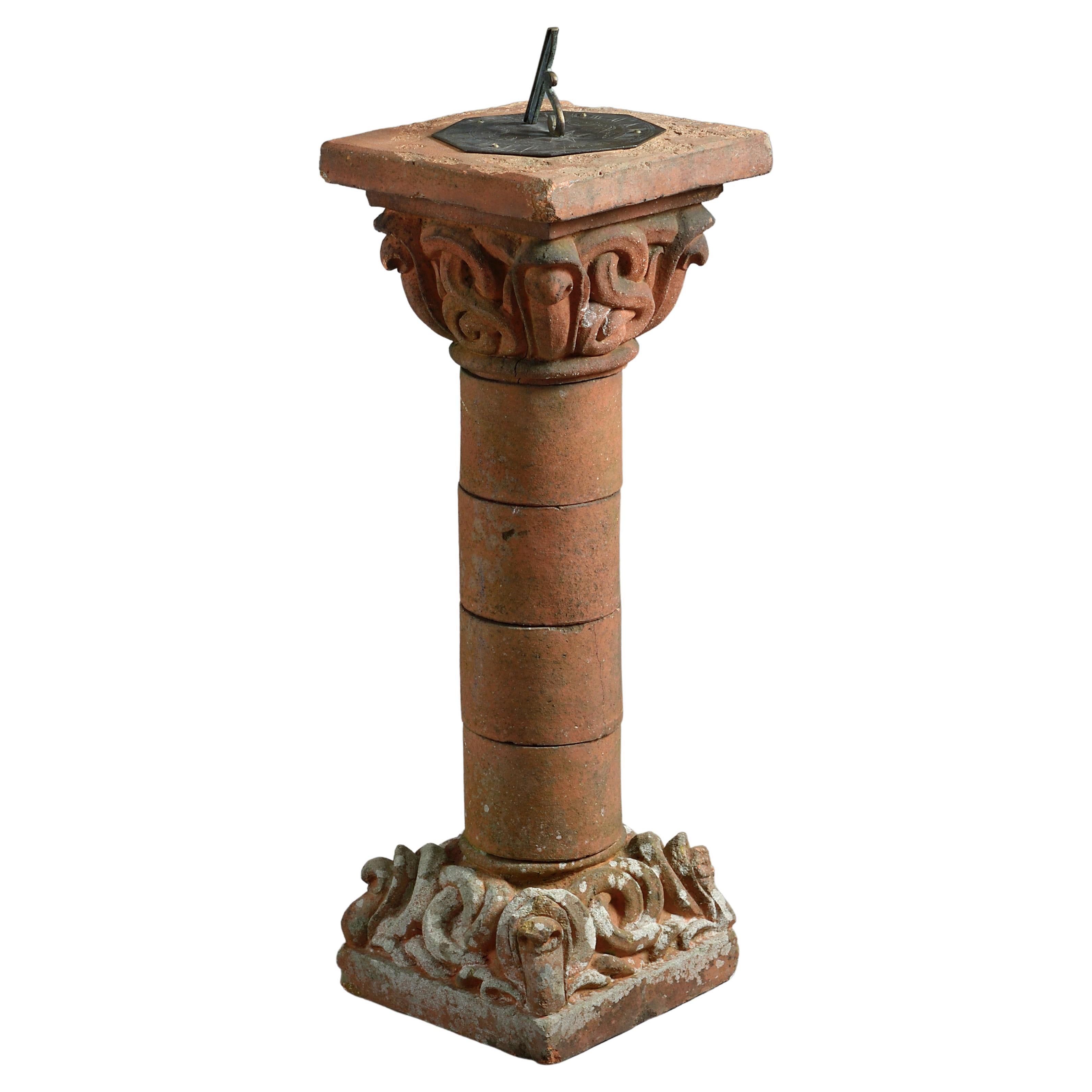 Cadran solaire en terre cuite de Compton Pottery avec gnomon en bronze d'origine, vers 1900.