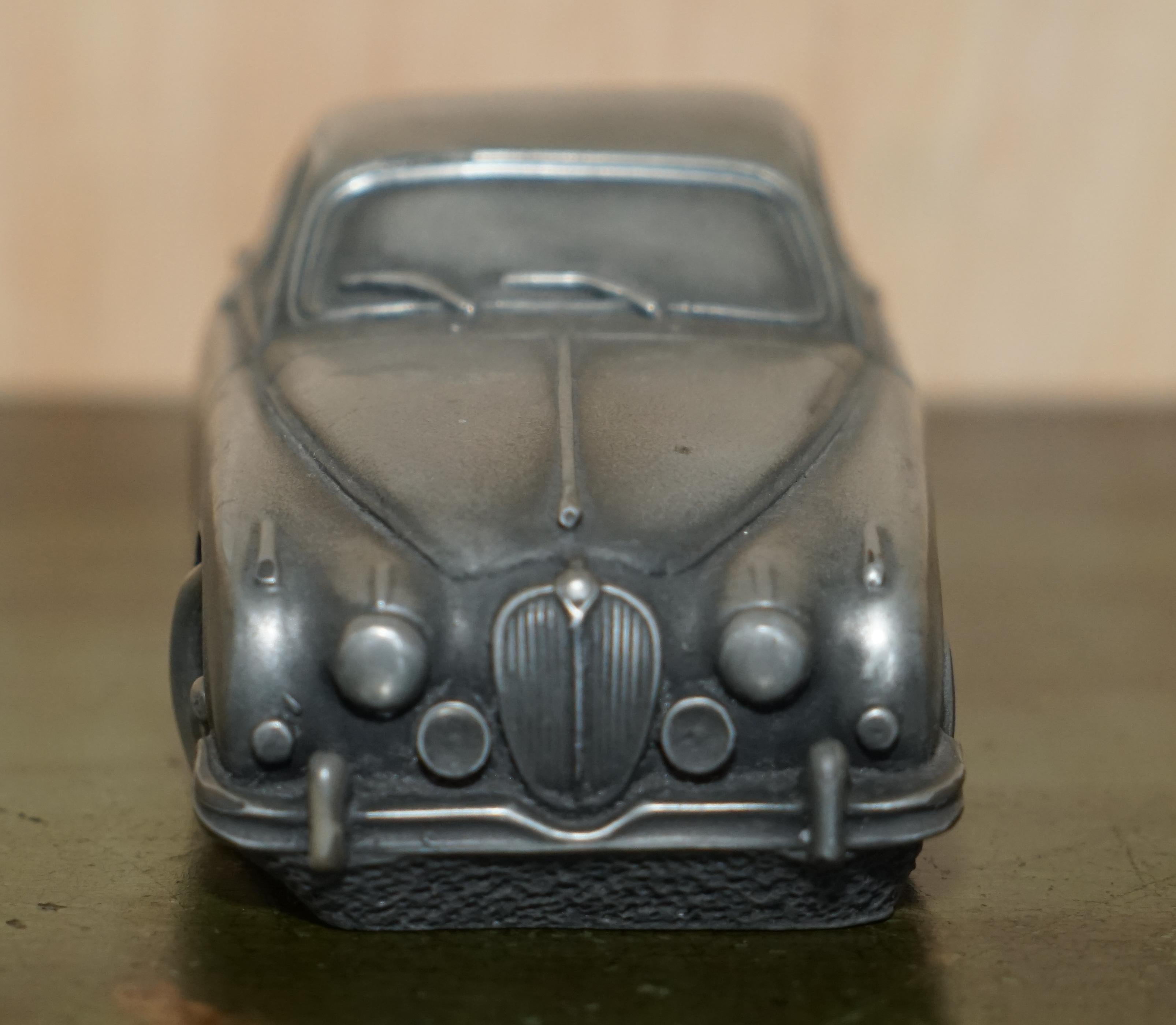 Nous sommes ravis d'offrir à la vente ce joli modèle vintage en étain de Compulsion Gallery d'une Jaguar Mark I fabriquée en 1955-1959.

C'est l'une des voitures les plus sveltes et les plus élégantes jamais fabriquées. Elle a été produite entre