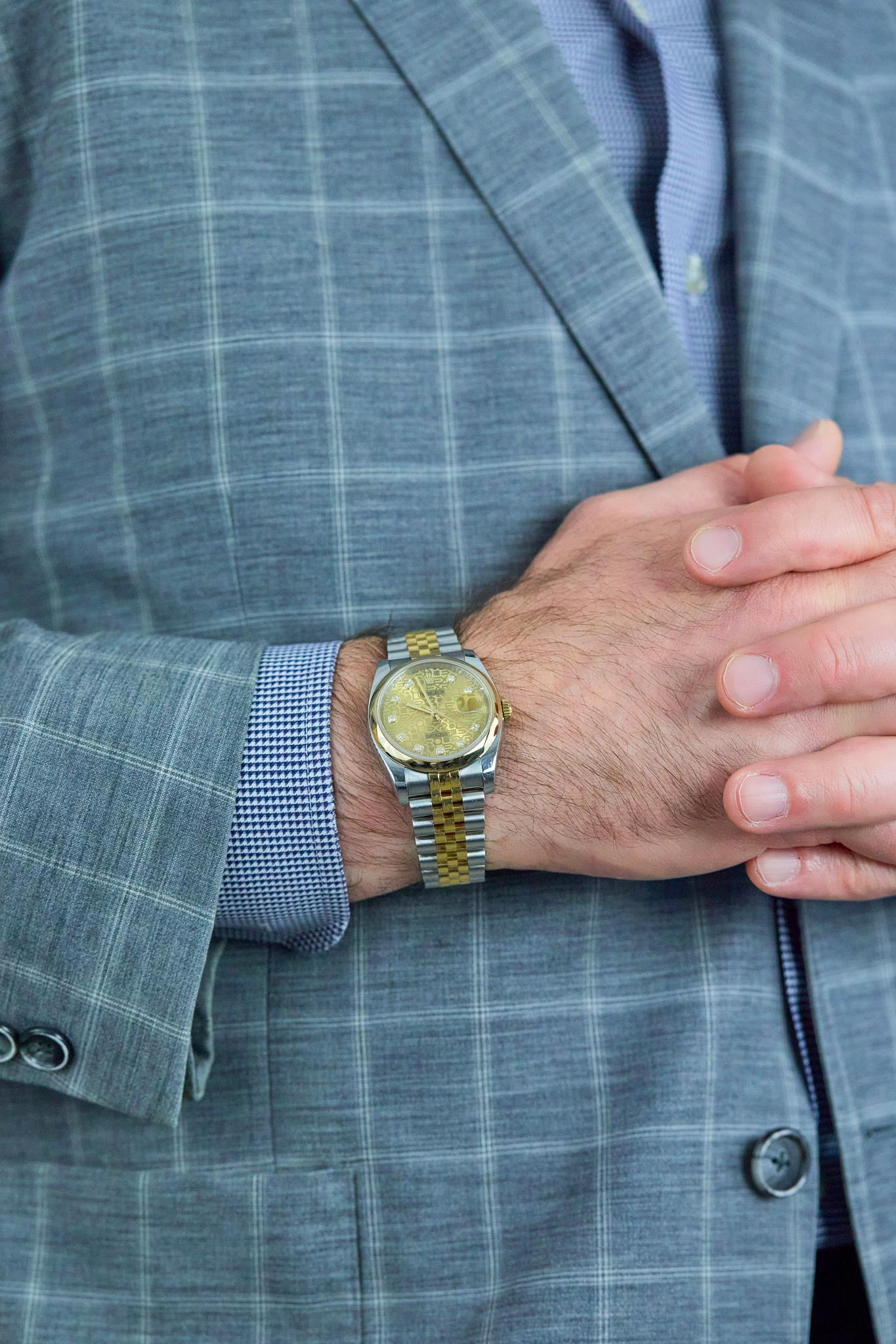 Eine klassische Rolex Datejust (116203) mit einem champagnerfarbenen Zifferblatt und diamantbesetzten Indexen. Dieser zweifarbige Zeitmesser aus 18 Karat Gelbgold und Edelstahl ist mit einem zeitlosen Jubilee-Armband versehen.