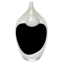 Comsa, una bottiglia scultorea decorativa astratta in bianco e nero di Gunnel Sahlin