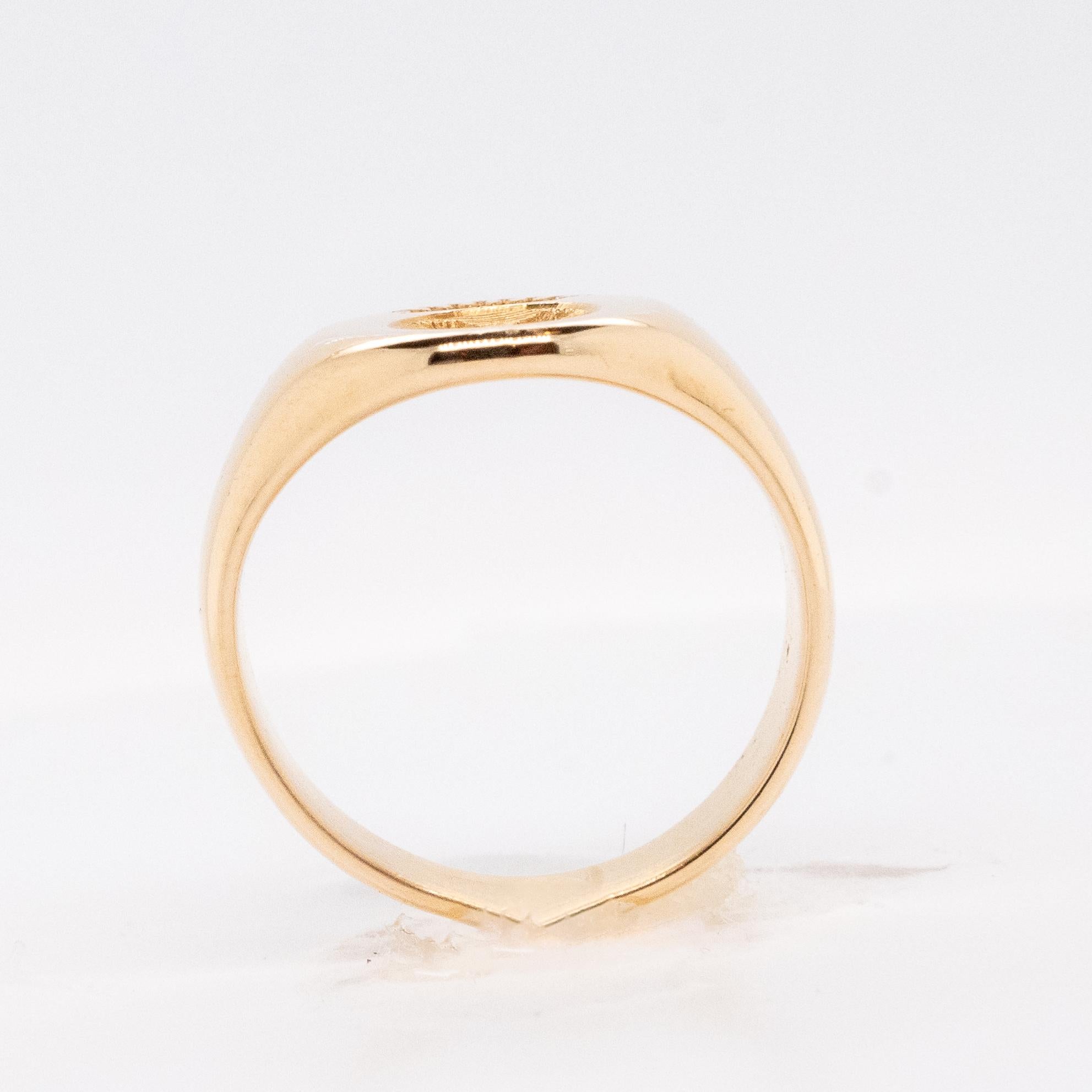 Discover our Comtale signet ring in 18-carat gold, a jewel that fuses traditional craftsmanship with contemporary luxury. Weighing 8.49 grams, this signet ring embodies sophistication and superior quality, underlined by the richness of its 18-carat