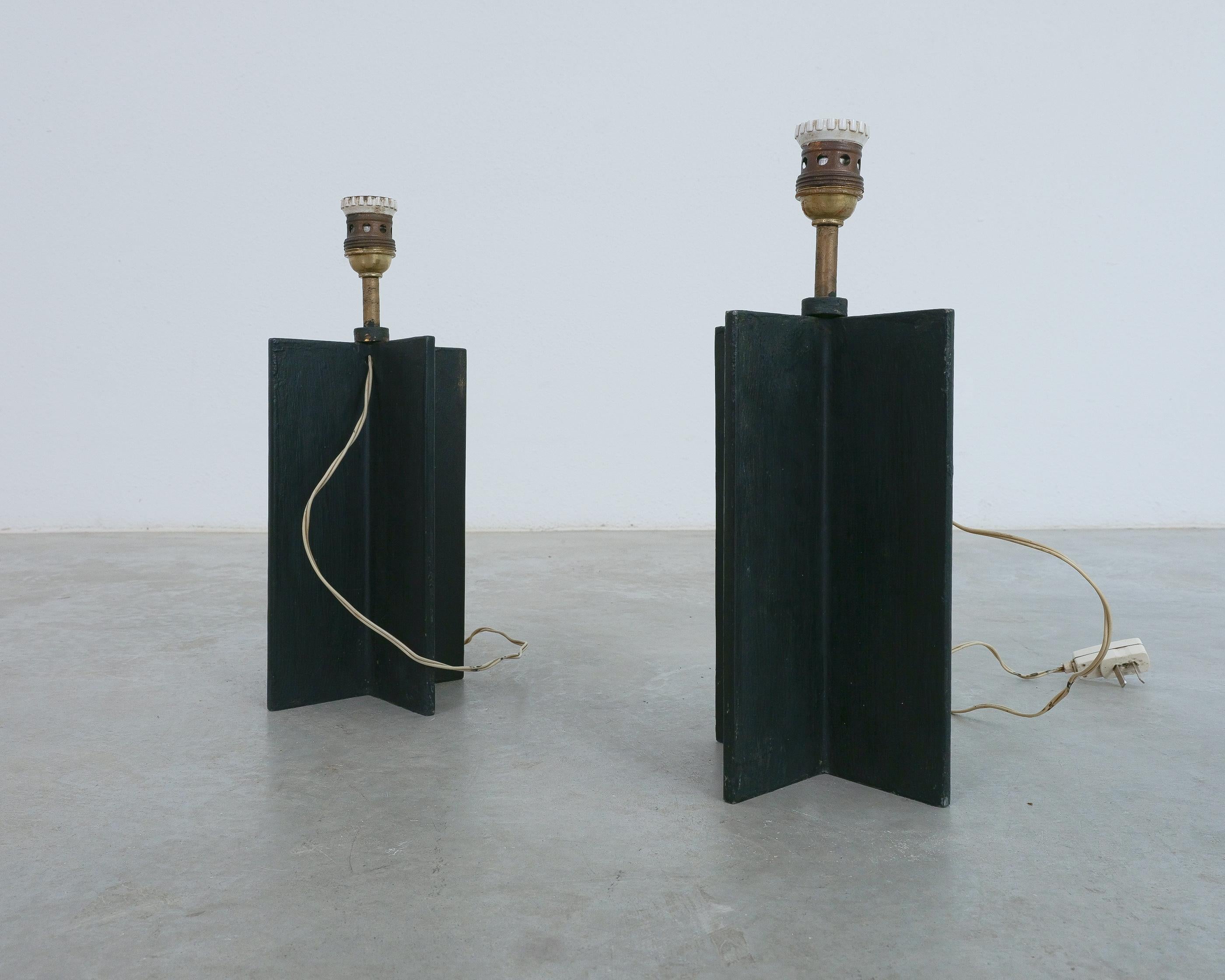 Comté Croisillon lights designed by Jean Michel Frank, produced by Comté Argentina, circa 1940

Elegant yet rough painted iron desk lamps in good condition with original cables switches, plugs. Comté has been producing furniture for Jean-Michel