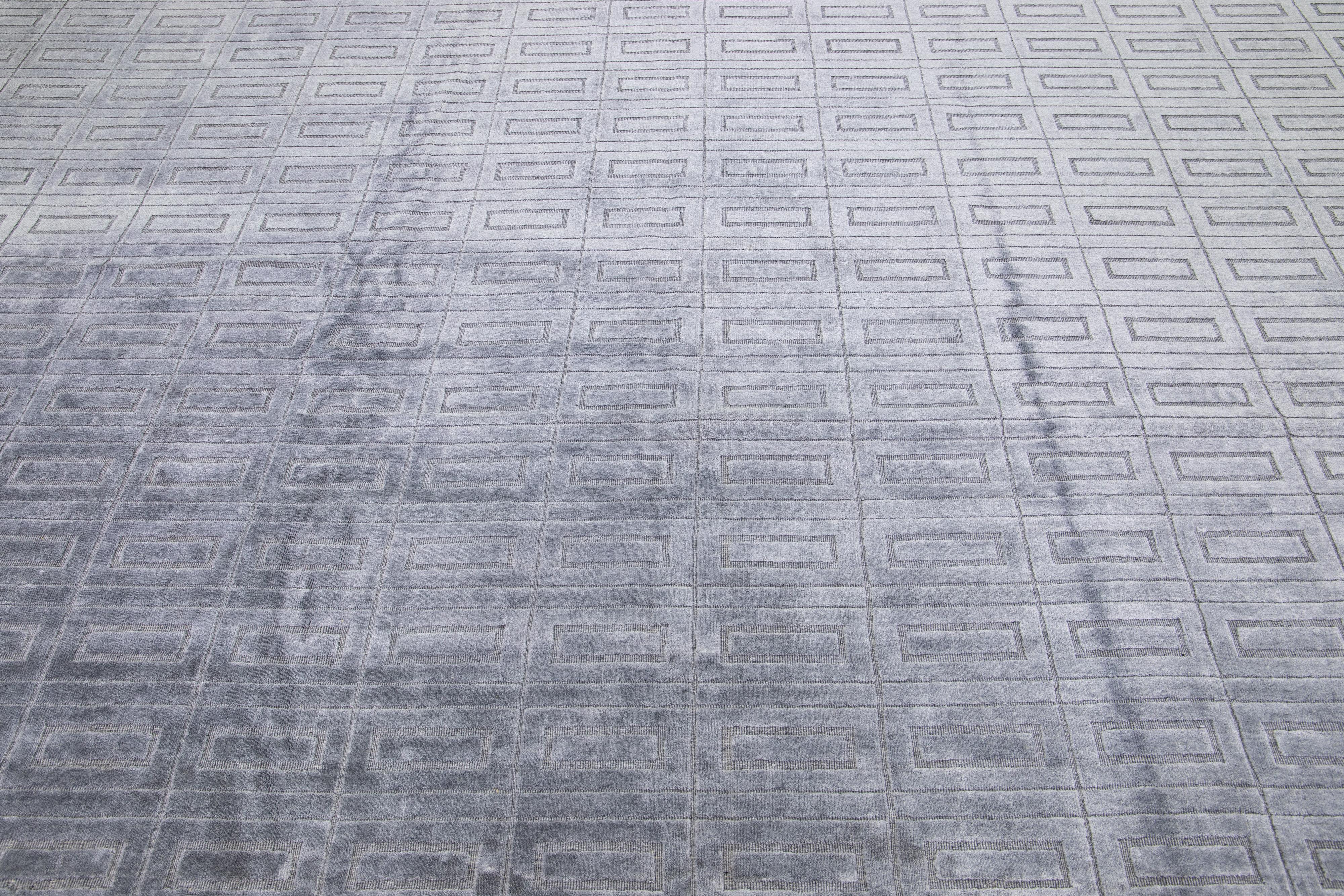 Zeitgenssischer handgefertigter Teppich aus Wolle und Seide mit grauem geometrischem Muster im Zustand „Neu“ im Angebot in Norwalk, CT