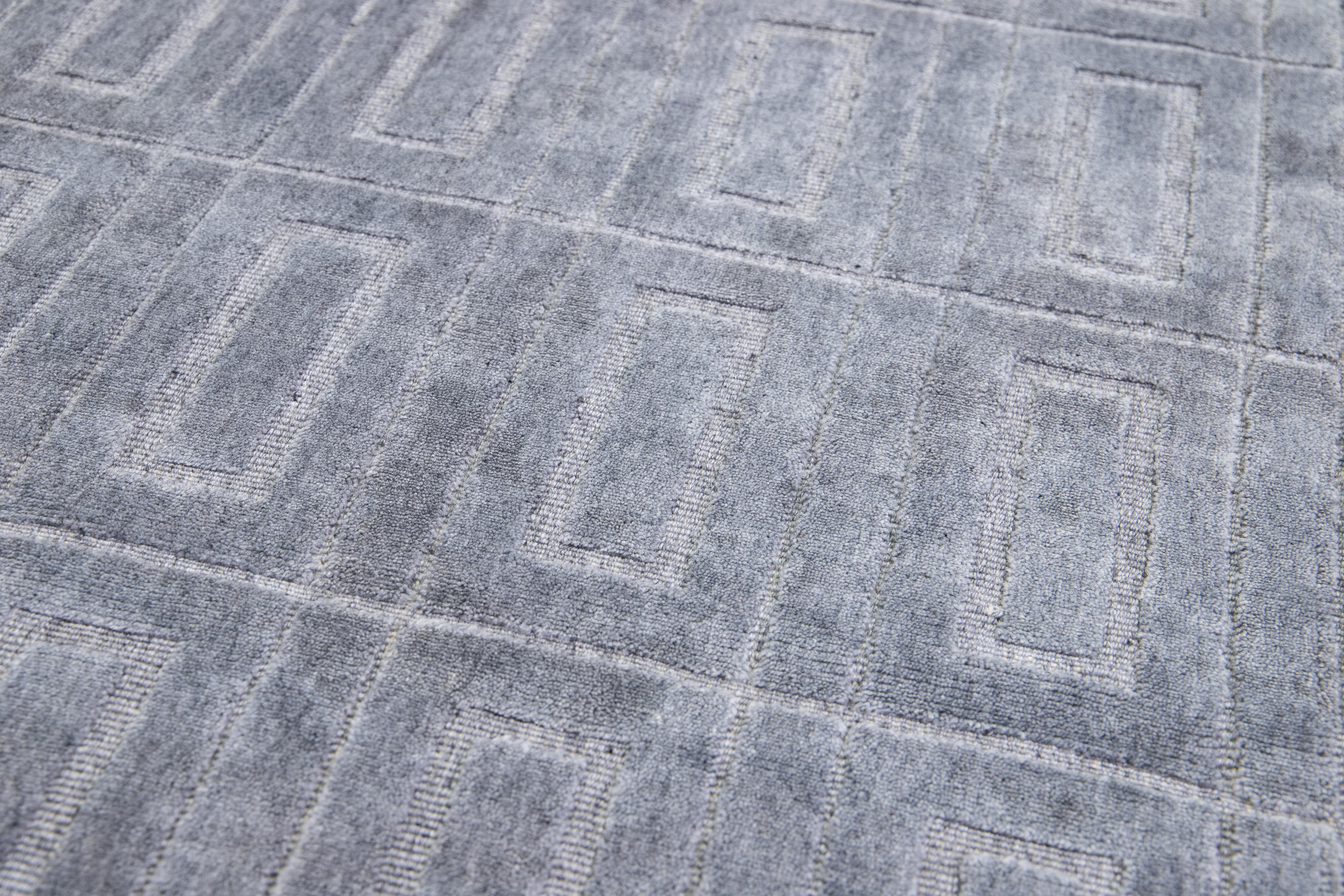 Zeitgenssischer handgefertigter Teppich aus Wolle und Seide mit grauem geometrischem Muster (21. Jahrhundert und zeitgenössisch) im Angebot
