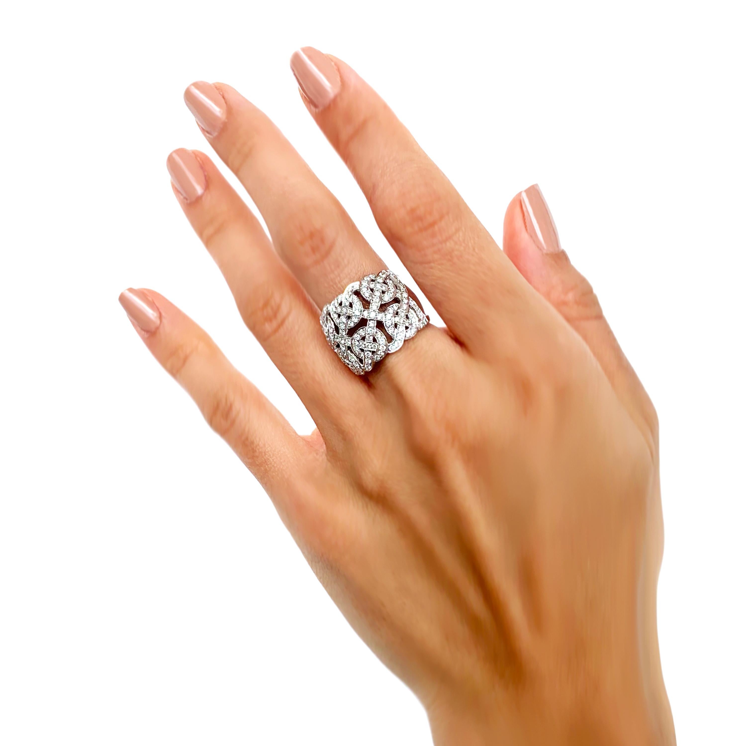 Rosior 19.2K White Gold ring set with:
- 137 Diamonds (G-VVS) with 1,18 ct. 
Rhodium finnishing.
This unique piece comes with a Certificate of Authenticity. 
Stamps include the Rosior hallmark and 19.2K from the Portuguese Assay Office. 

Loyal to