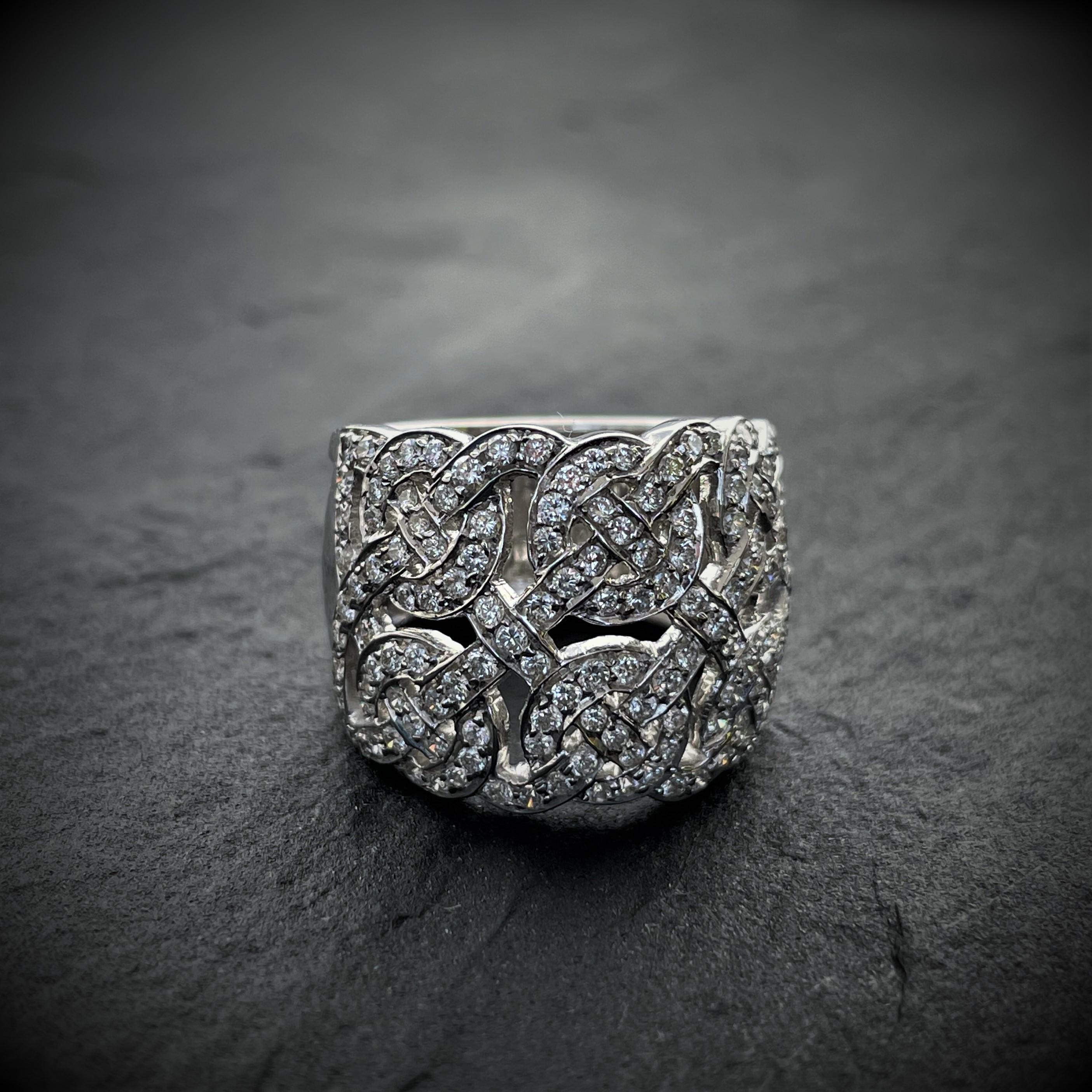 Rosior one-off Cocktail Ring set with Diamonds in White Gold In New Condition For Sale In Porto, PT