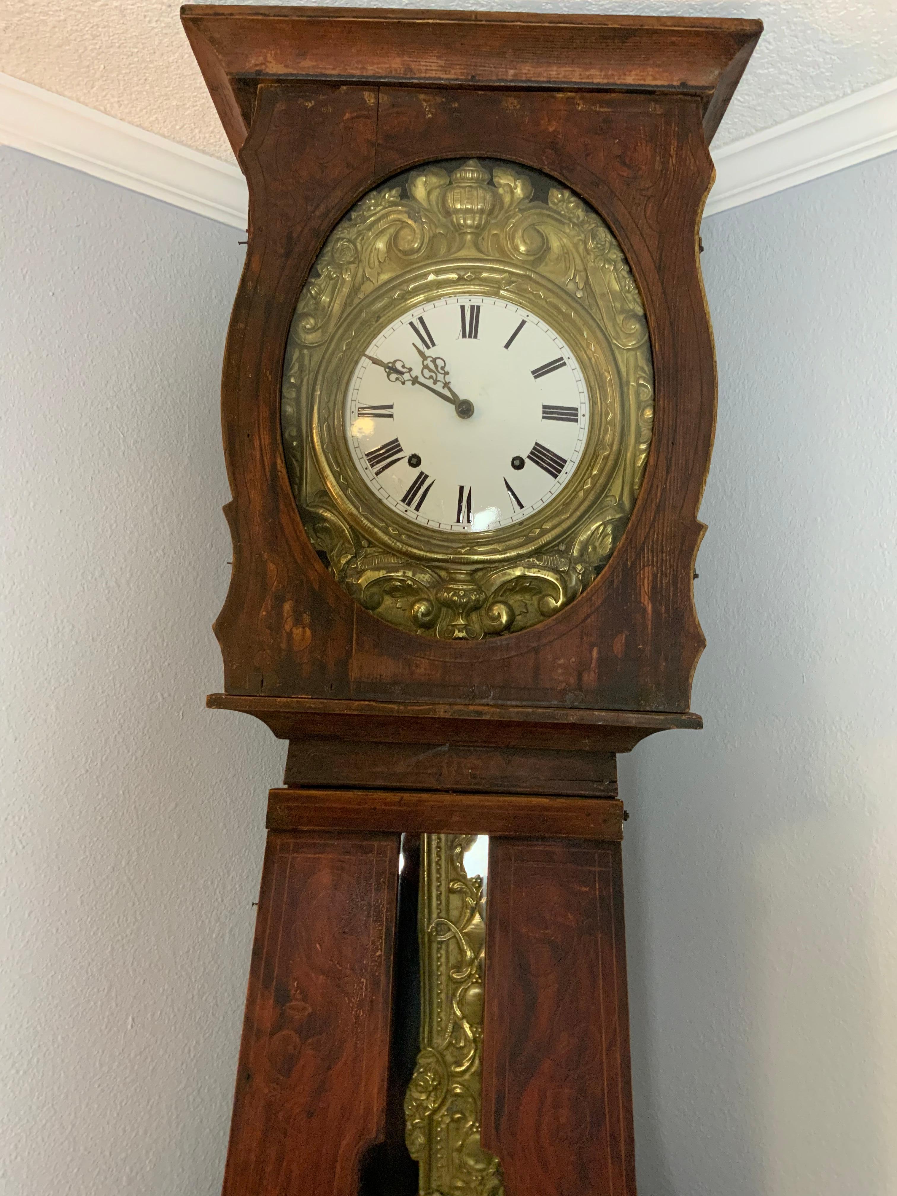 Très belle horloge Comtoise Morbier dans une boîte en pin décorée de peinture florale, France - fin du 19ème siècle. Sonneries à l'heure et deux minutes après l'heure et un seul coup à la demi-heure.  Le mouvement est très bien réglé et fonctionne