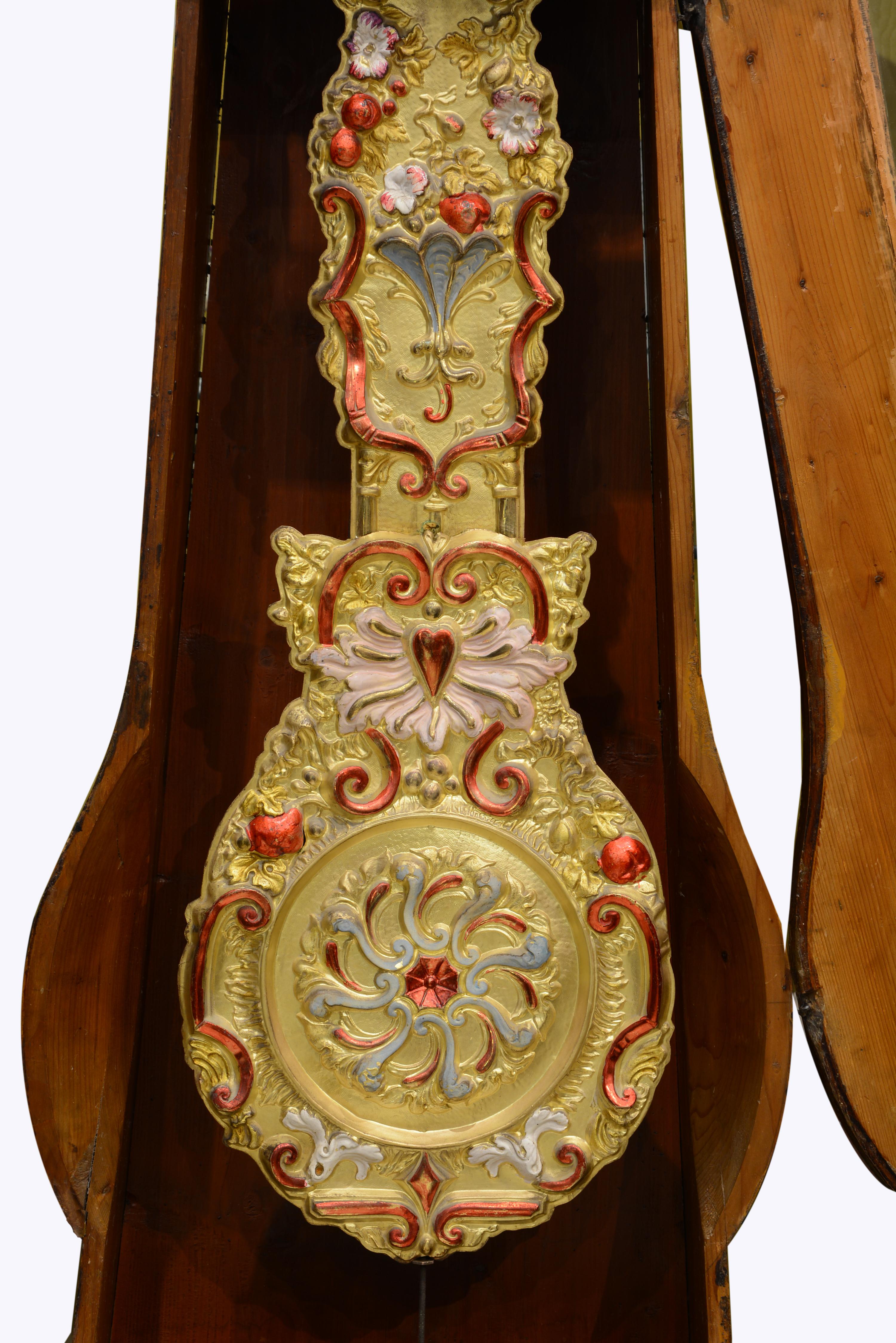 Royal Morez type pendulum clock with case, France, 19th century.
Magnificent grandfather clock with a box decorated in engraved wood and polychrome with floral motifs. The pendulum is highlighted by a plate in which various colored plant elements