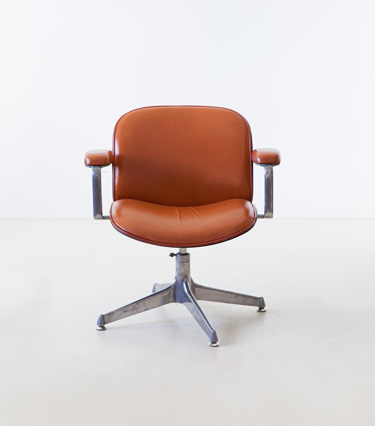 Office swivel armchair designed by Ico Parisi and produced by M.I.M. (Mobili Italiani Moderni) Roma, Italy

1st series of the 1950s.

Natural leather upholstery.

Mid-Century Modern design.

   