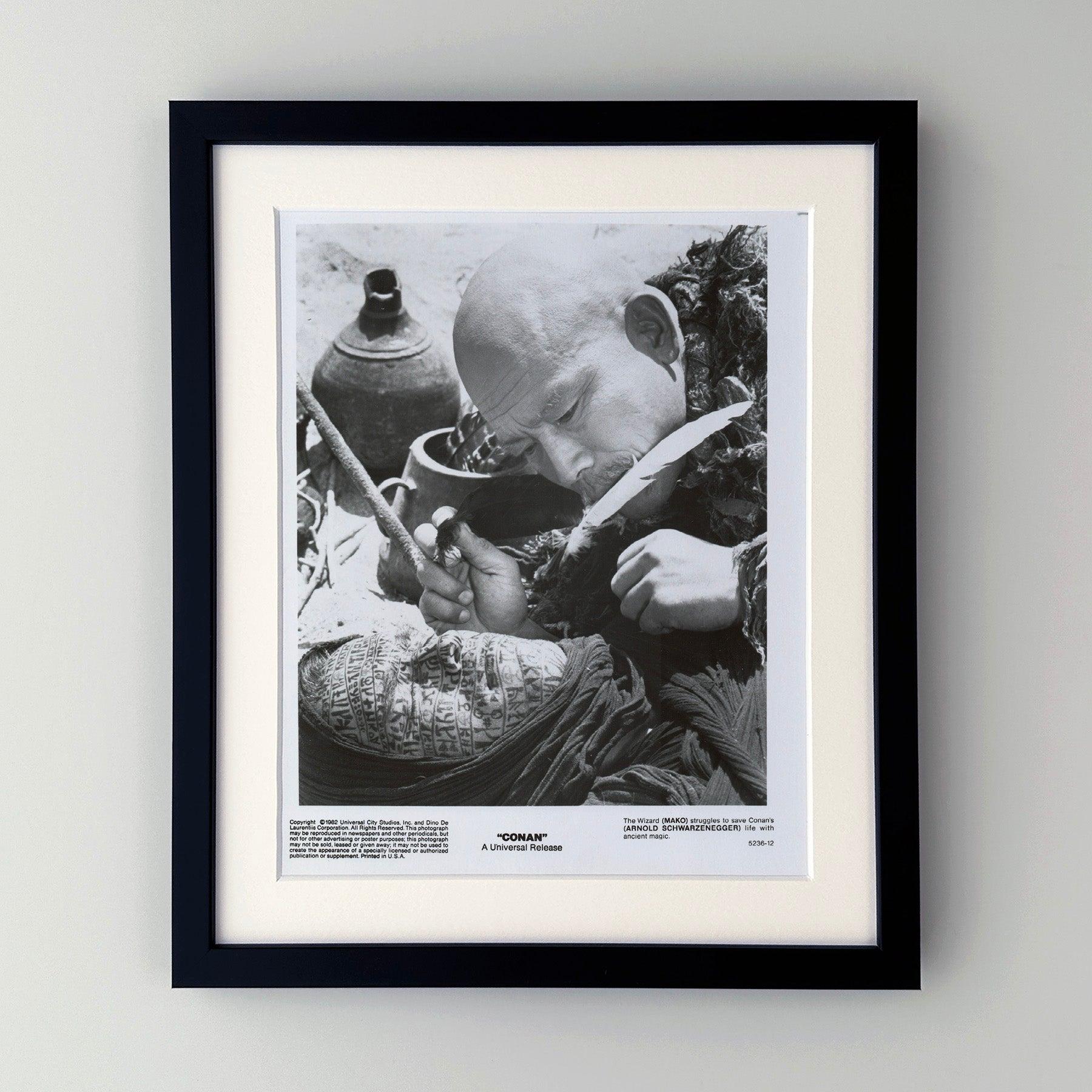 Photo de presse originale 8x10 inches pour Conan le Barbare (1982) avec Arnold Schwarzenegger, James Earl Jones et Sandahl Bergman et réalisé par John Milius.

Les photos de publicité (film/production) ont été créées pour aider les studios à