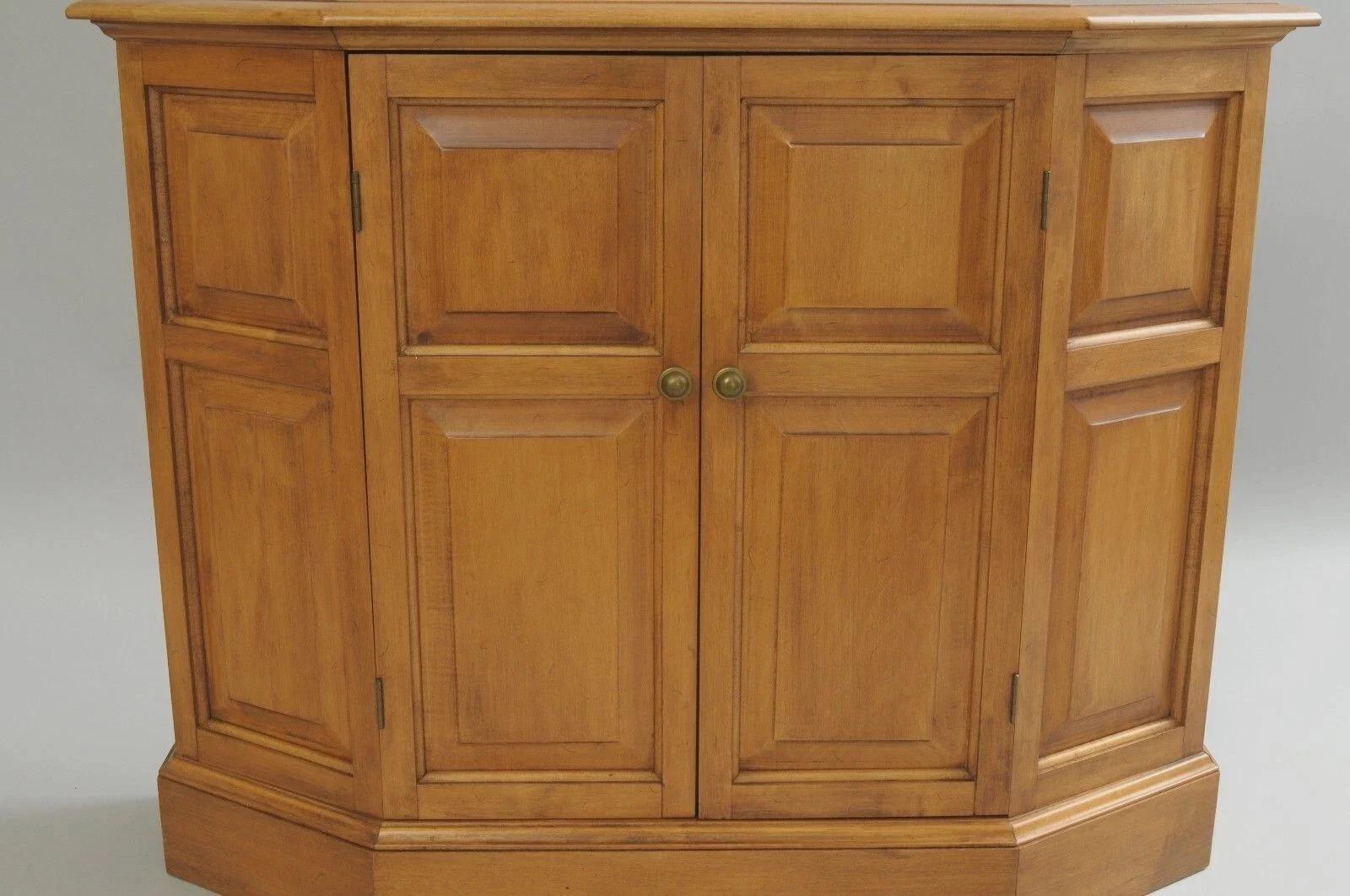 Conant Ball Colonial Maple Wood Console Cabinet Table w Clipper Ship Wall Mirror In Good Condition For Sale In Philadelphia, PA