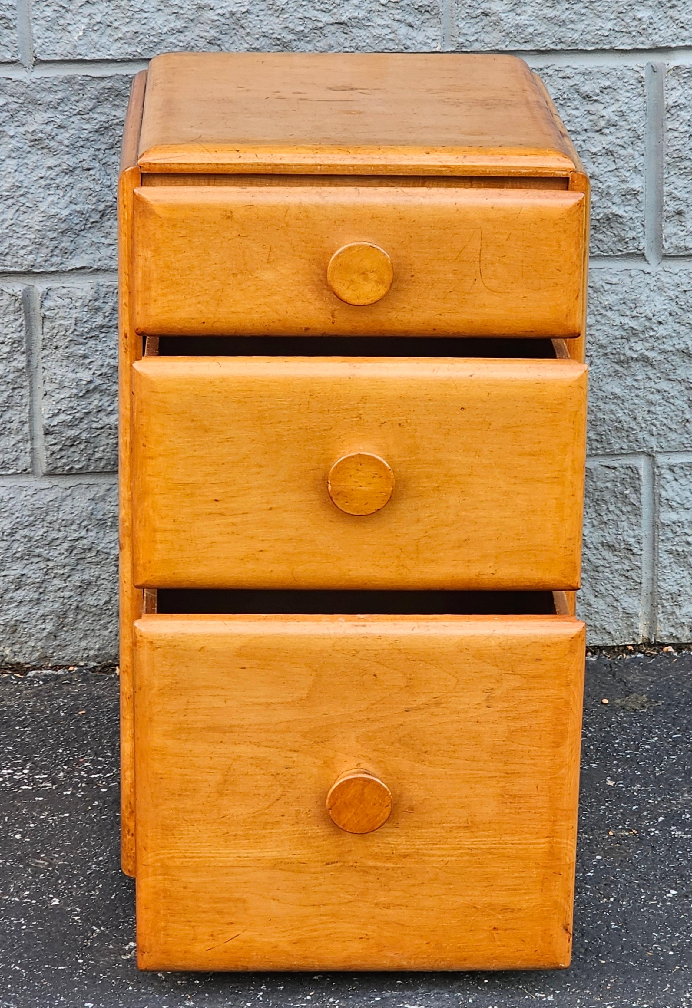 Conant Ball Early American Style Maple Bedside Chest of Drawers Nightstand For Sale 5