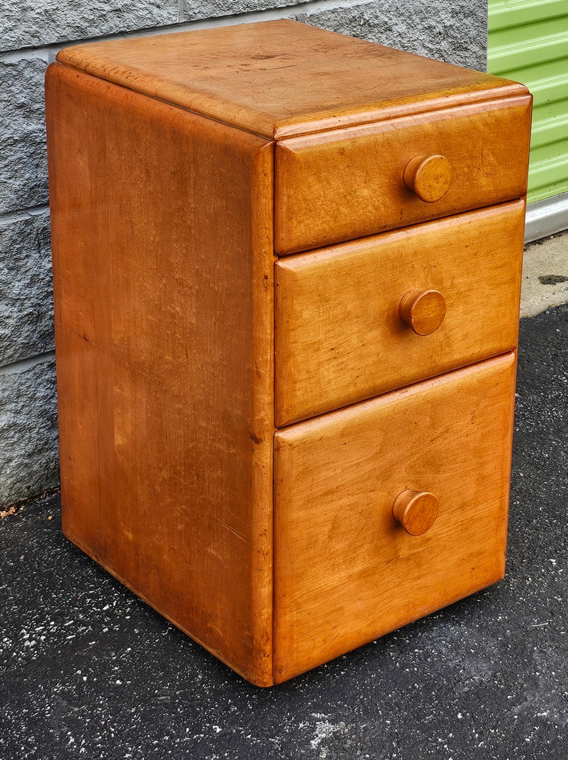 A Mid Century Early American Style Solid Maple Bedside three-drawer Chest of Drawers Nightstand. Dovetail joints constructed drawers functioning flawlessly.
Measures 15 