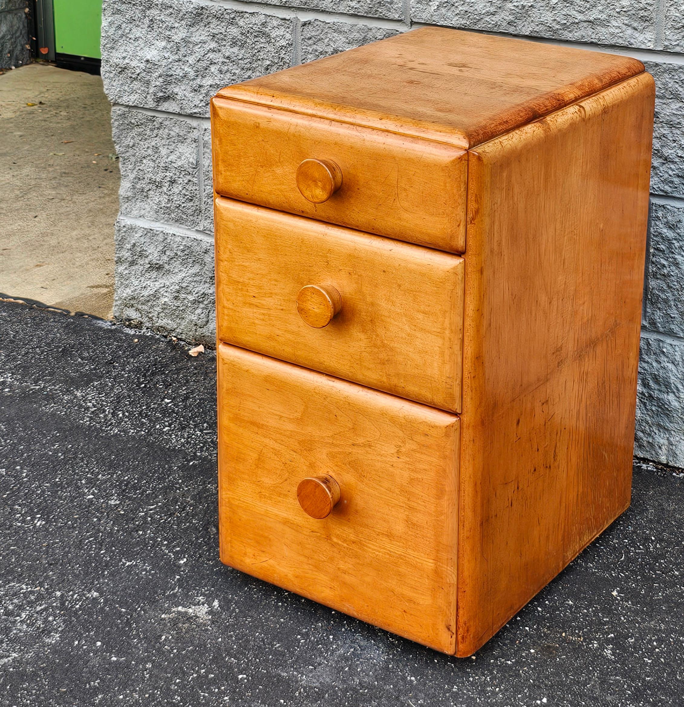 American Colonial Conant Ball Early American Style Maple Bedside Chest of Drawers Nightstand For Sale