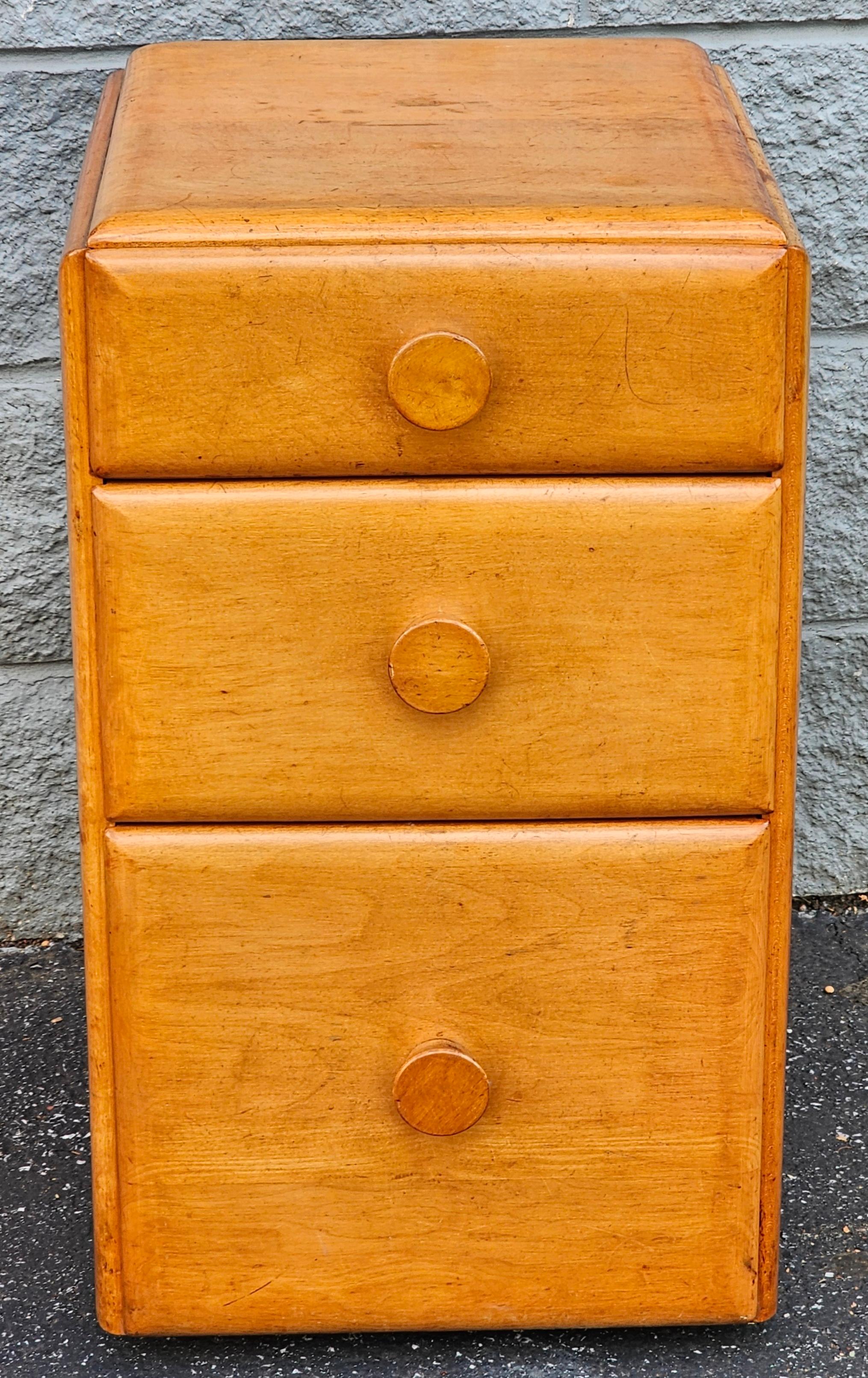 Unknown Conant Ball Early American Style Maple Bedside Chest of Drawers Nightstand For Sale