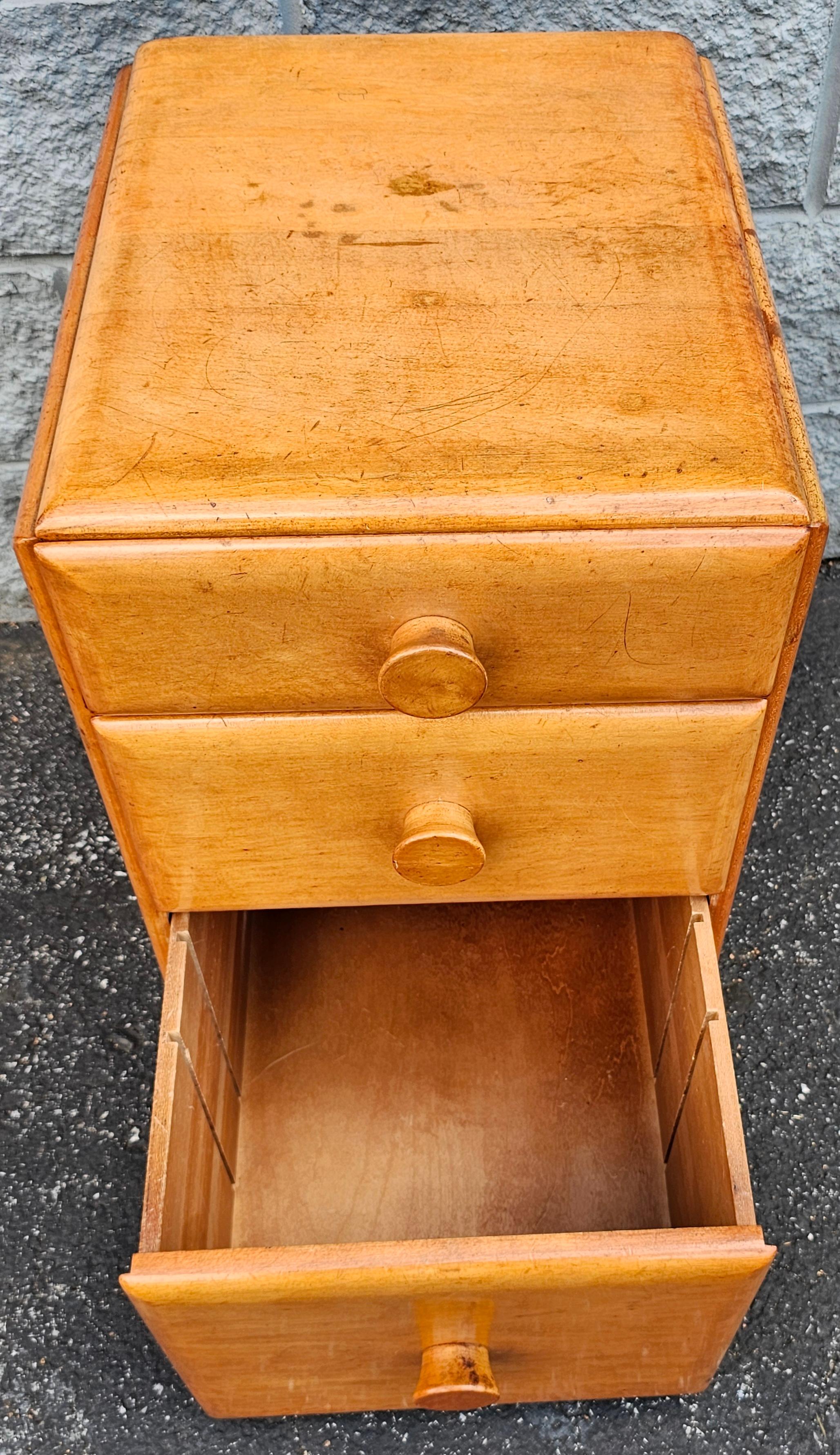 Varnished Conant Ball Early American Style Maple Bedside Chest of Drawers Nightstand For Sale