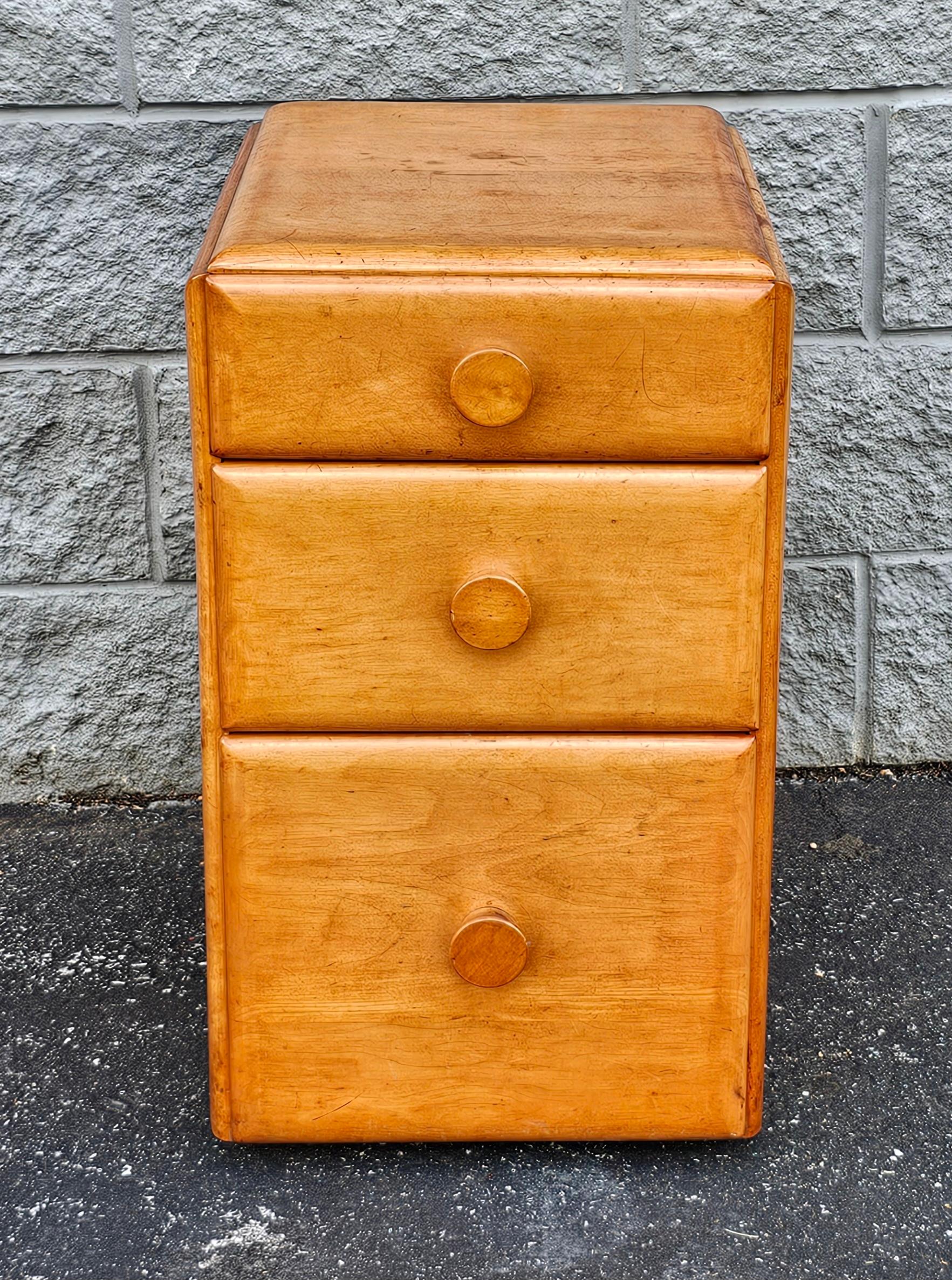 Conant Ball Early American Style Maple Bedside Chest of Drawers Nightstand In Good Condition For Sale In Germantown, MD
