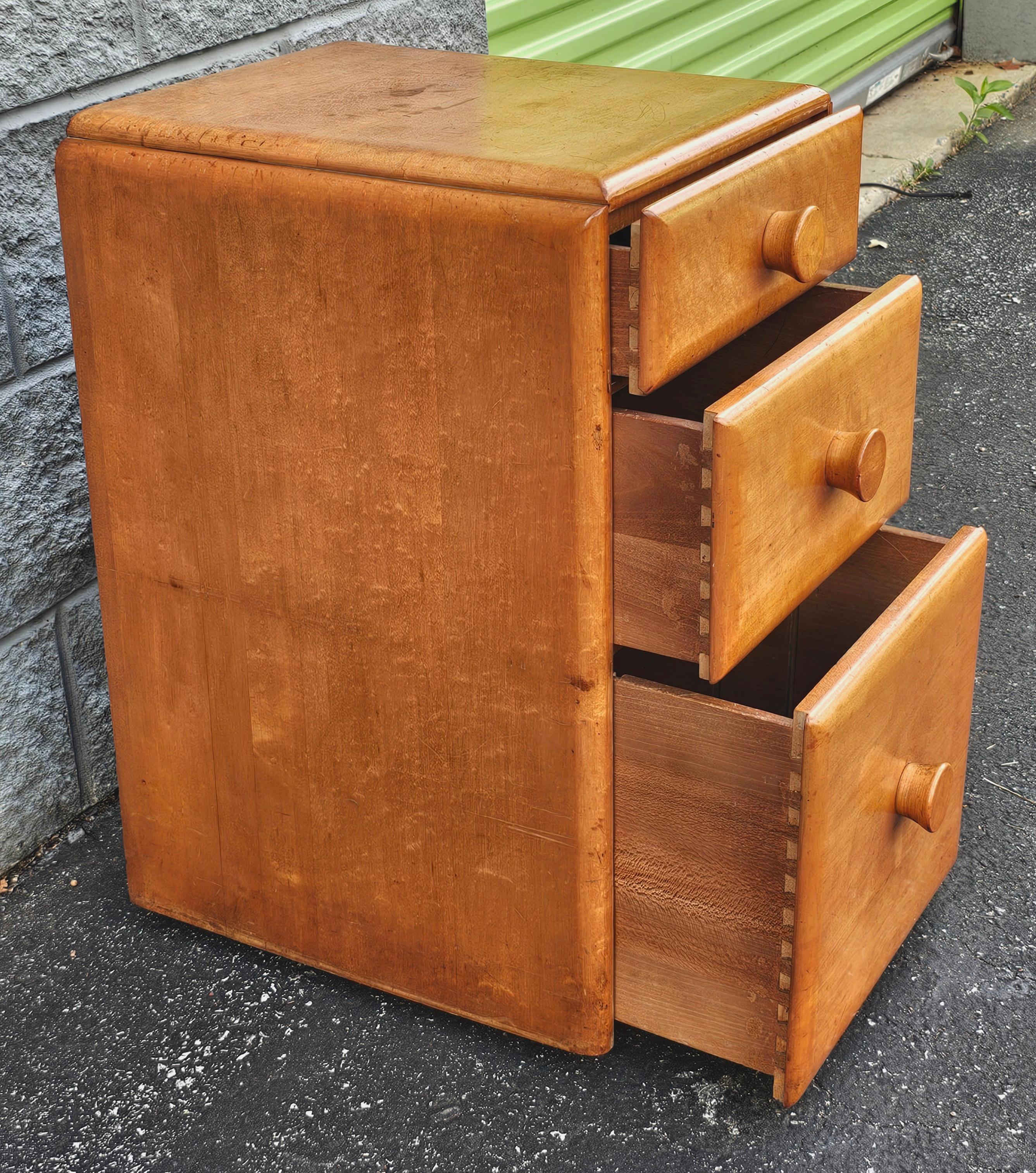 20th Century Conant Ball Early American Style Maple Bedside Chest of Drawers Nightstand For Sale