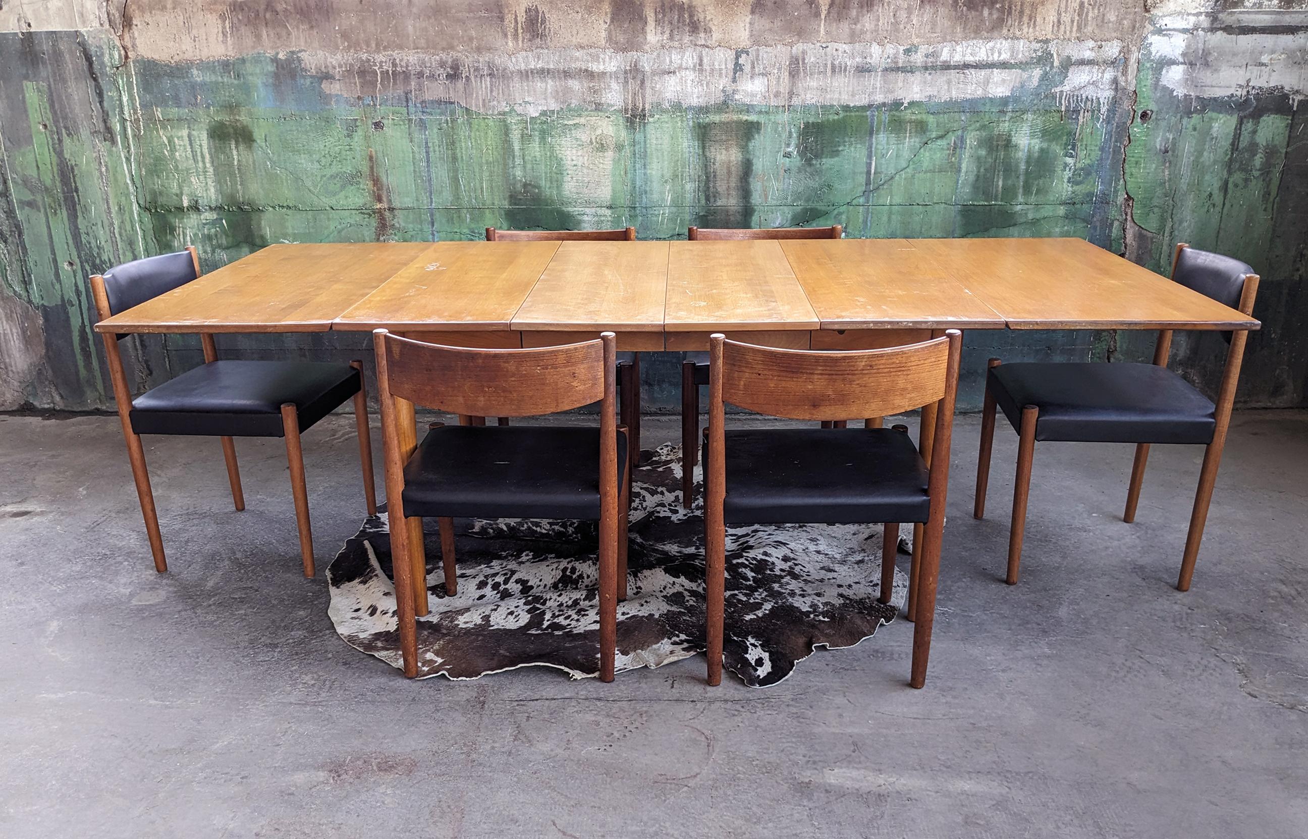 RARE table de salle à manger Leslie Diamond Conant Ball, absolument géniale, avec toutes les feuilles d'origine de l'ensemble !
Le cadre de la table a deux feuilles intégrées, qui peuvent servir de table à feuilles tombantes, de buffet, de table à