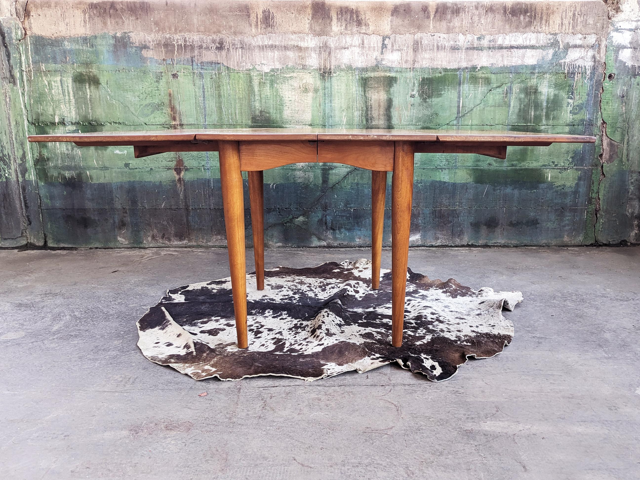 Conant Ball Mid Century Drop Leaf Dining Table en érable avec 4 feuilles ! en vente 1