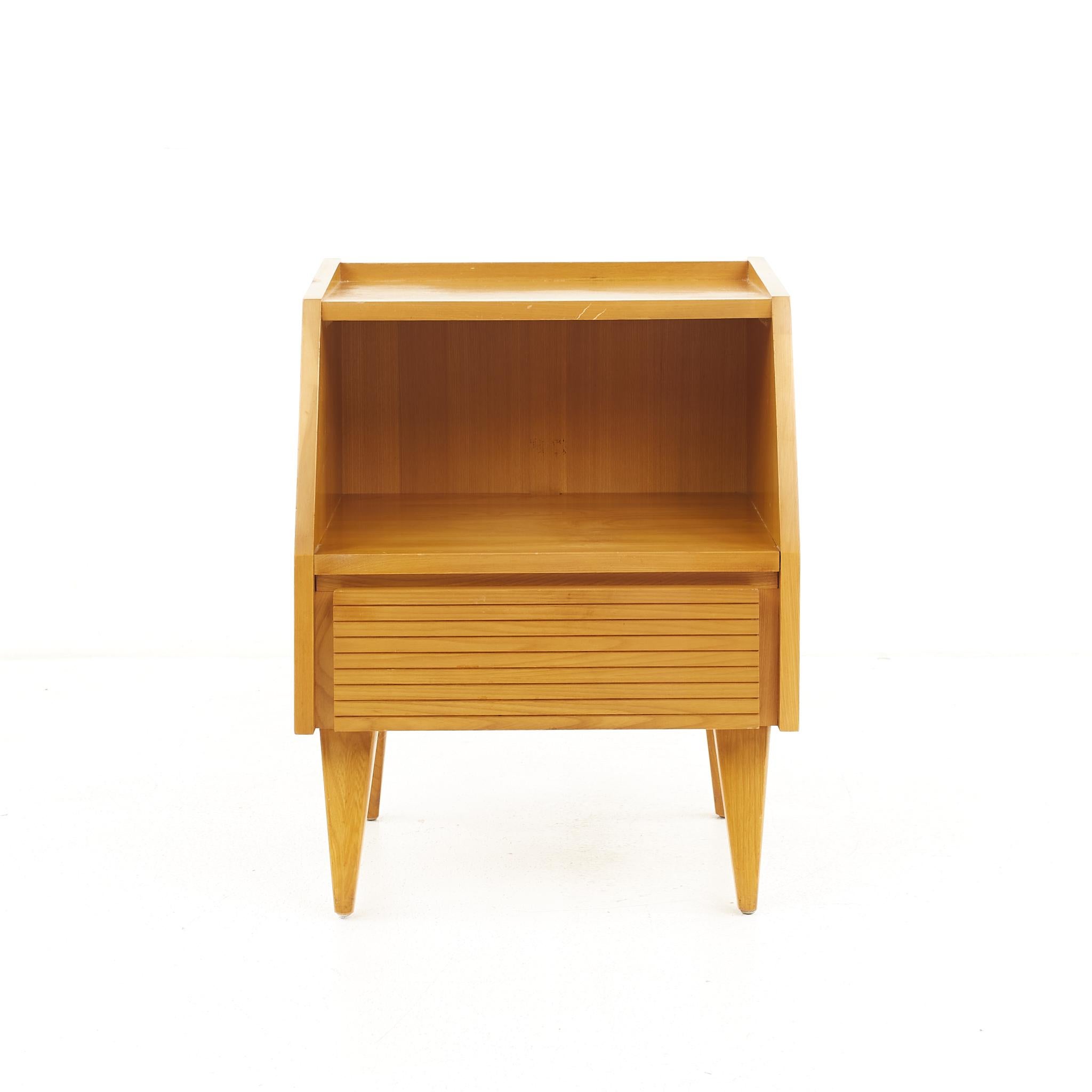 Conant Ball Mid Century Maple Nightstands, A Pair In Good Condition In Countryside, IL