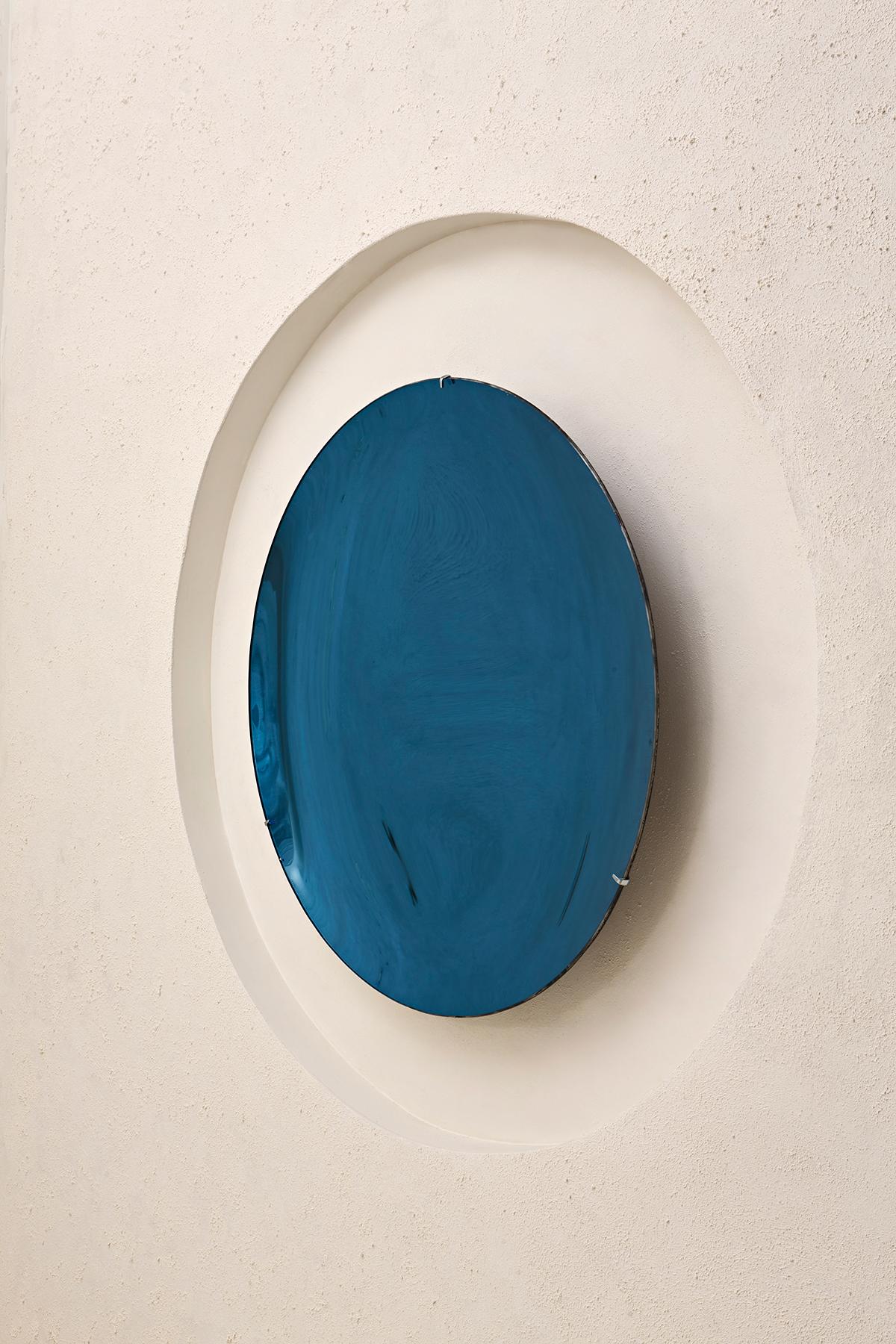 Miroir concave bleu foncé Homa
Dimensions : D 97 x H 7 cm
MATERIAL : Miroir argenté concave. 

HOMA est un atelier de design contemporain basé à Istanbul. Les procédés caractéristiques de l'atelier sont le verre soufflé à la main, le fusing du verre